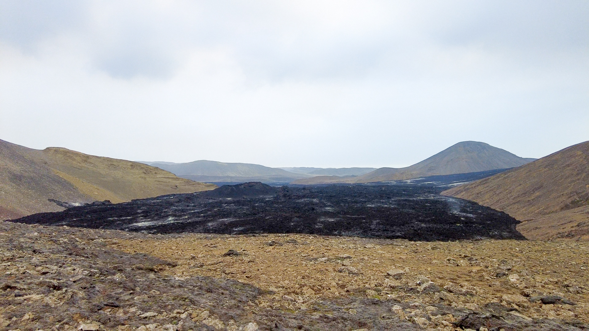 Cesta k sopke Litli-Hrútur pokračuje vedľa lávového poľa a krátera z erupcií z roku 2022.