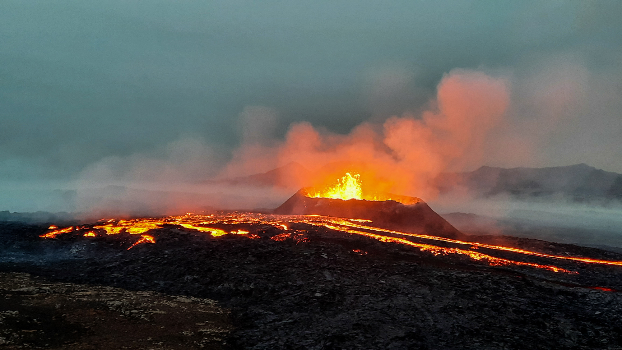 Pohľad na erupciu spod vrchu.