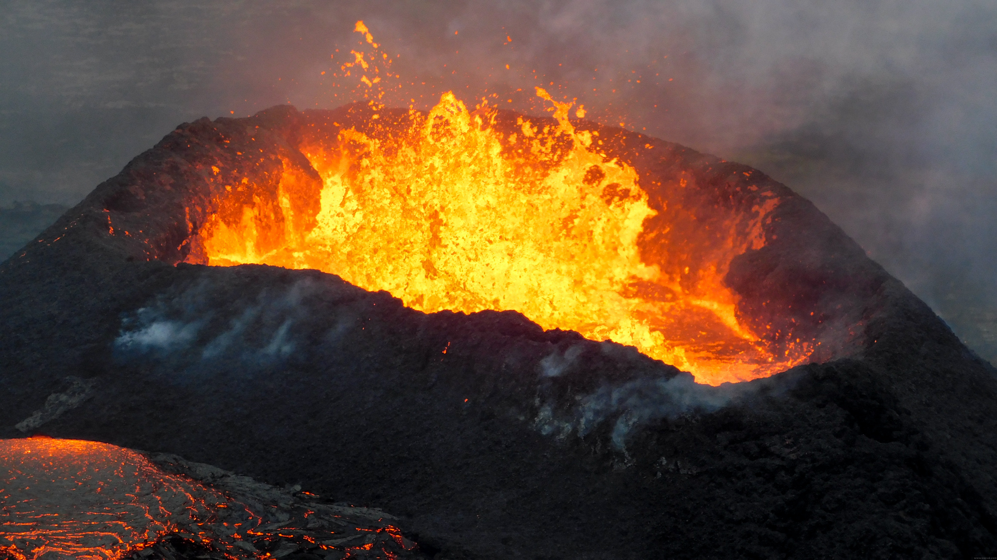 Detail erupcie v kráteri.