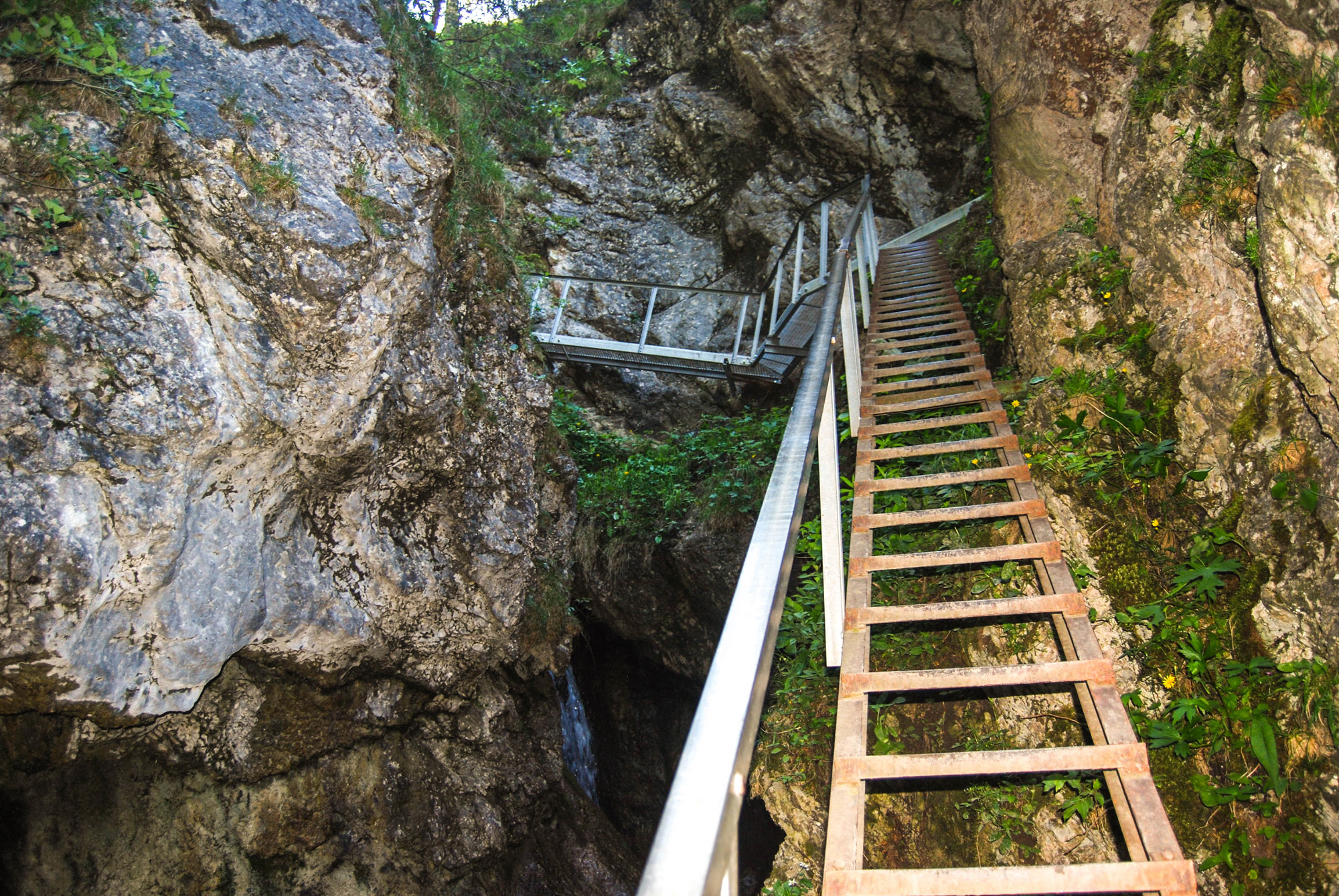 Diery obsahujú viacero úsekov s rebríkmi ponad vodopády a potok