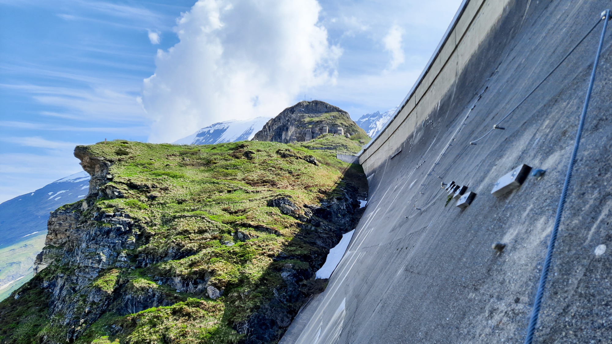 Ferrata po múre smeruje k vrchu Höhenburg.