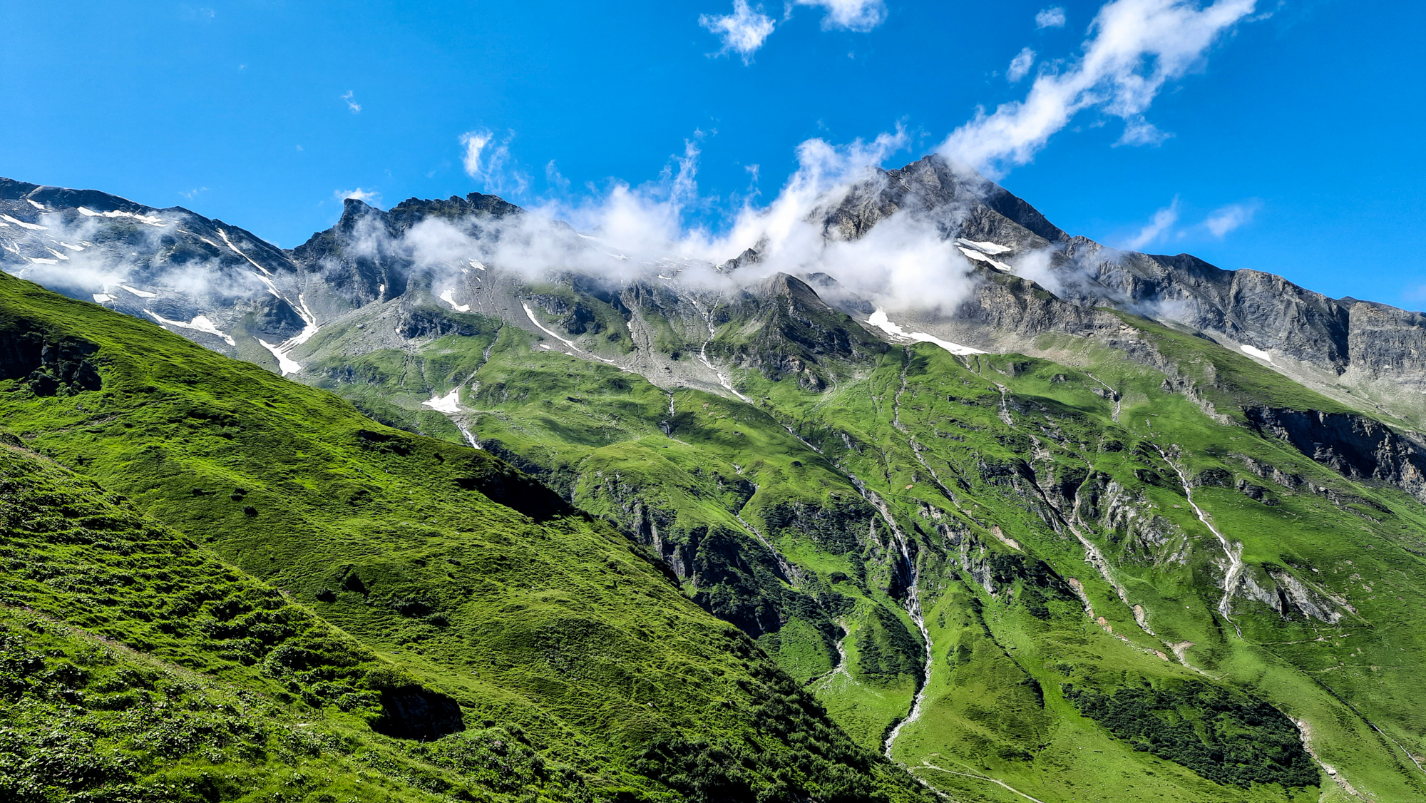 Vrch Kitzsteinhorn (3203 m) obklopený oblakmi.