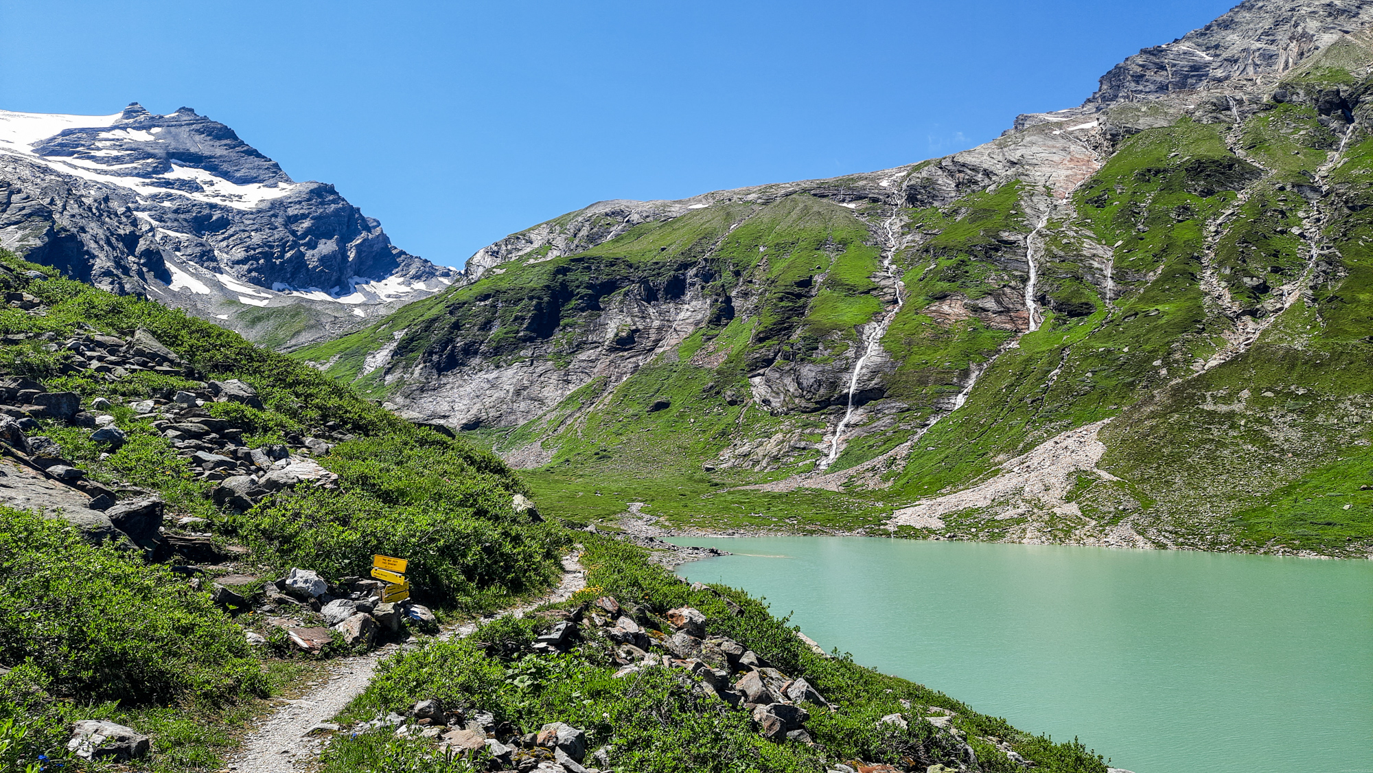 Pohľad na vrch Hohe Riffl (3338 m) vľavo a vodopády Rotenbäche.