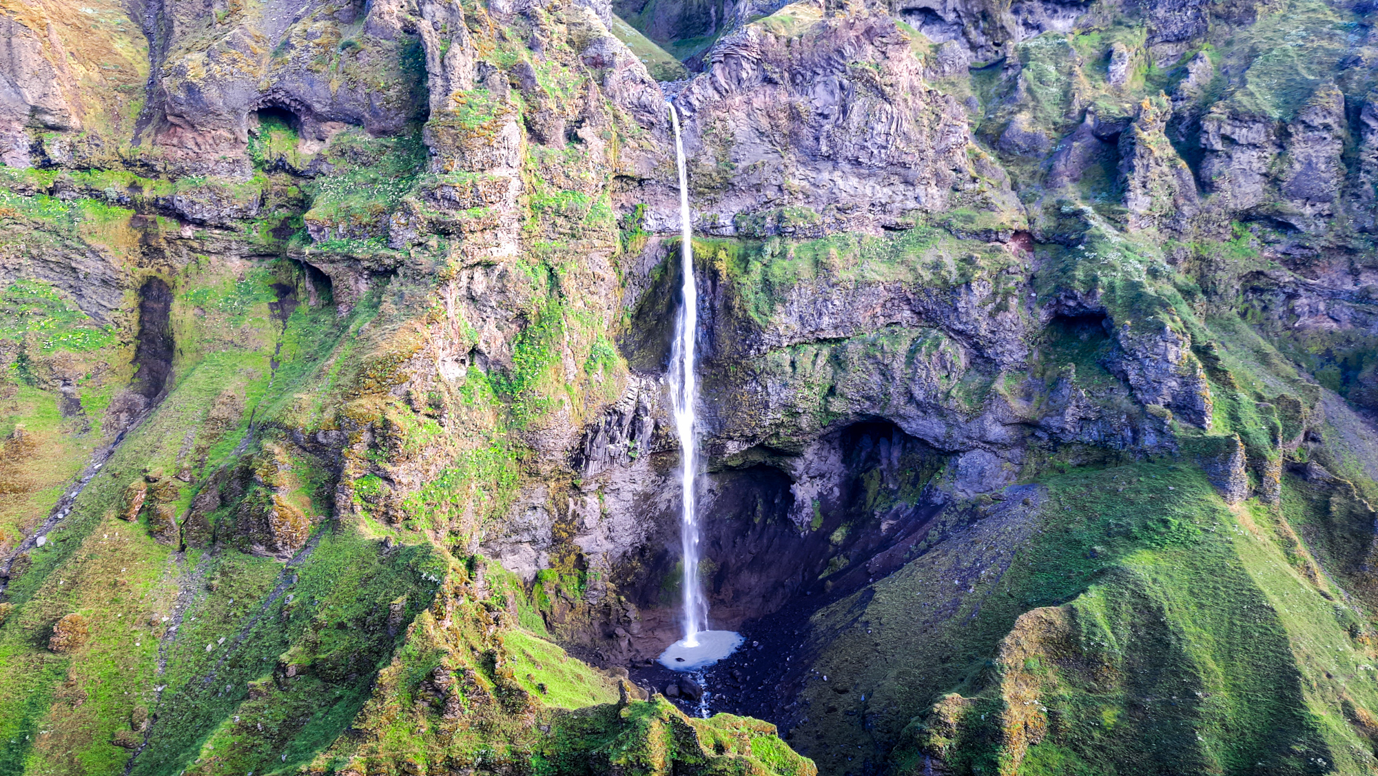 Pohľad na jeden z viacerých vodopádov v kaňone.
