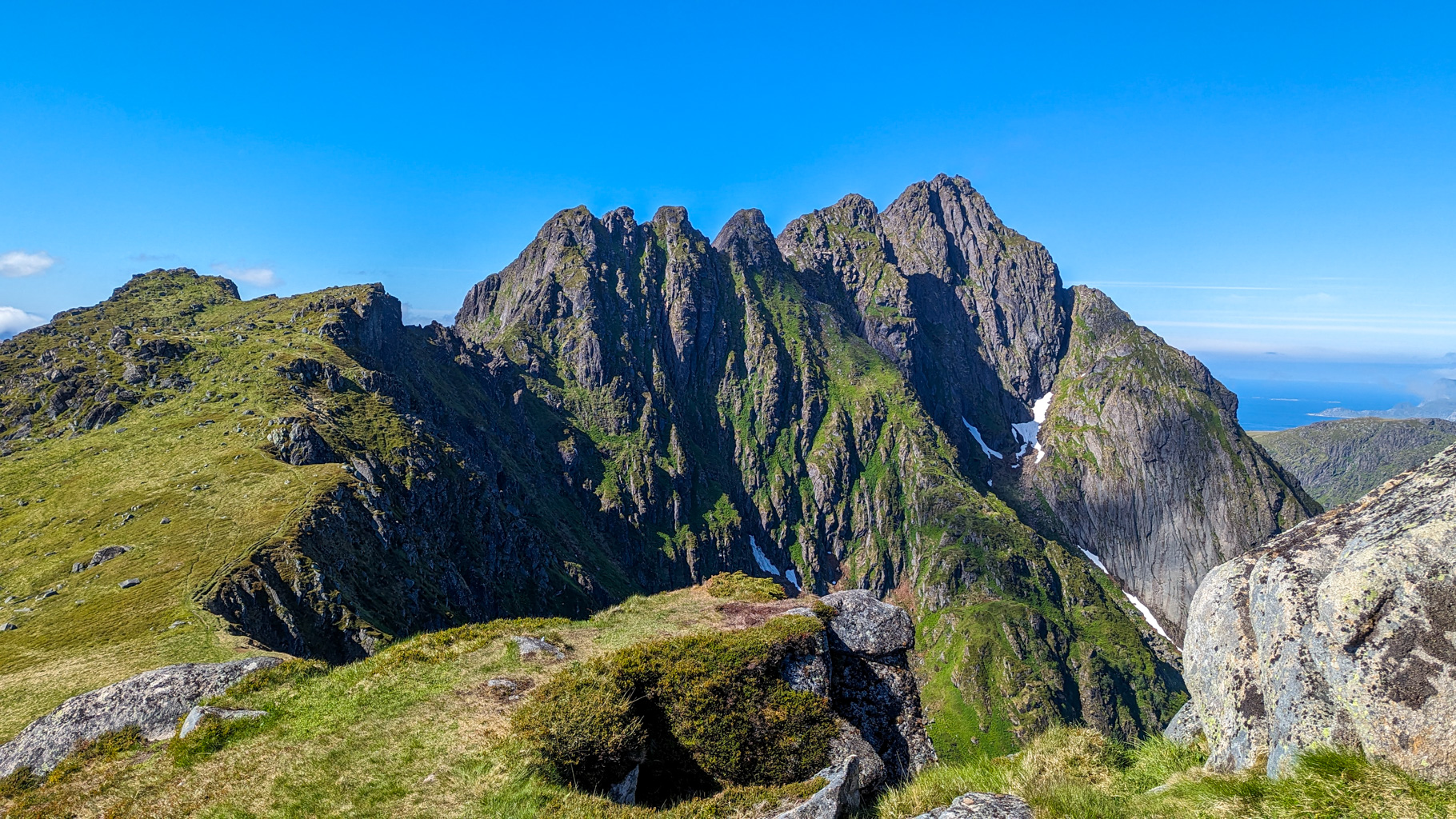 Vrch Skottind (671 m), ktorý dominuje juhozápadnému horizontu pri Ballstade. Skottind patrí k ikonickým vrcholom Lofôt s ostrými hrebeňmi a náročnejšou trasou.