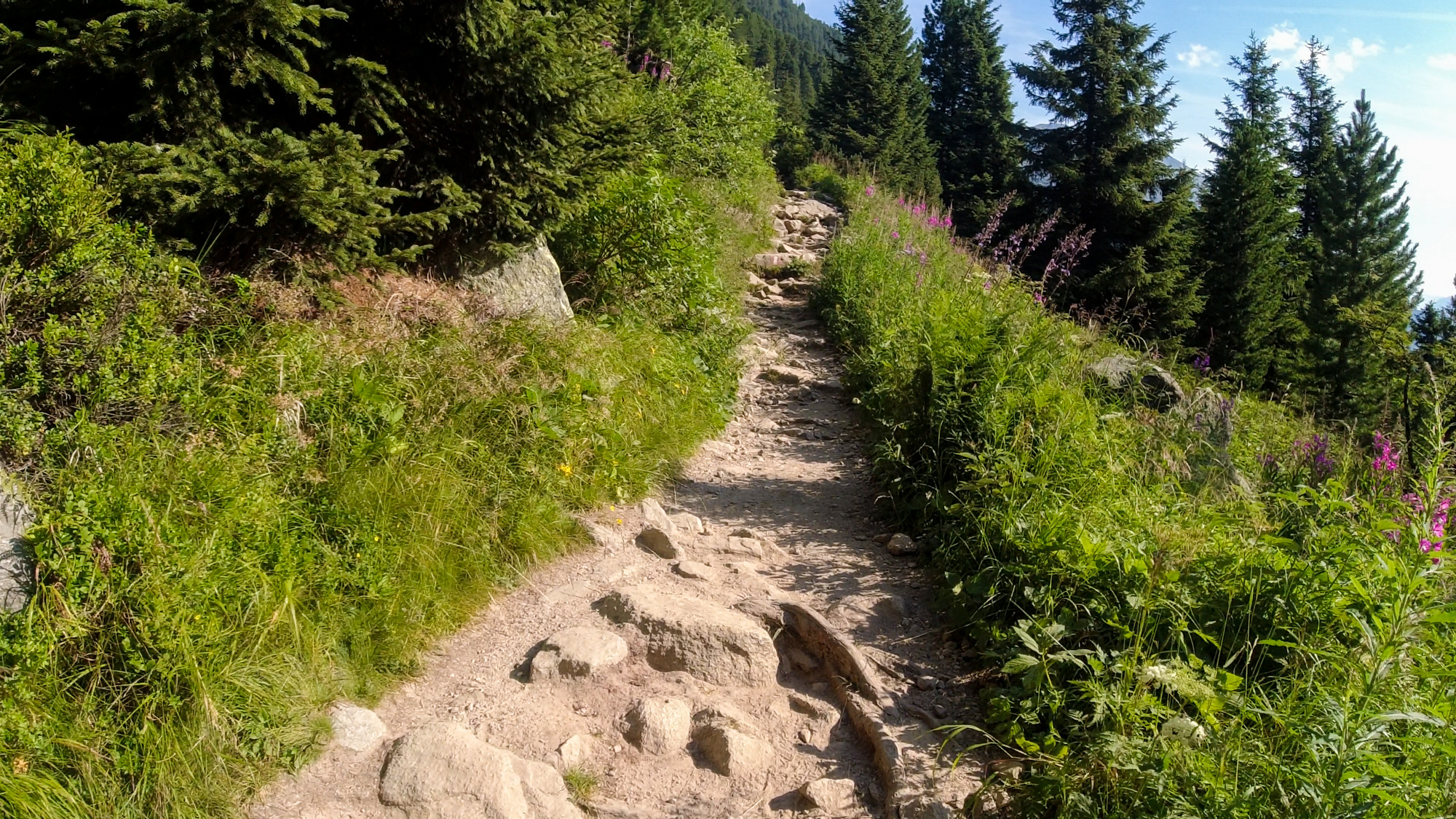 Cesta na Olperer Hütte. Začiatok túry od priehrady Schlegeis.