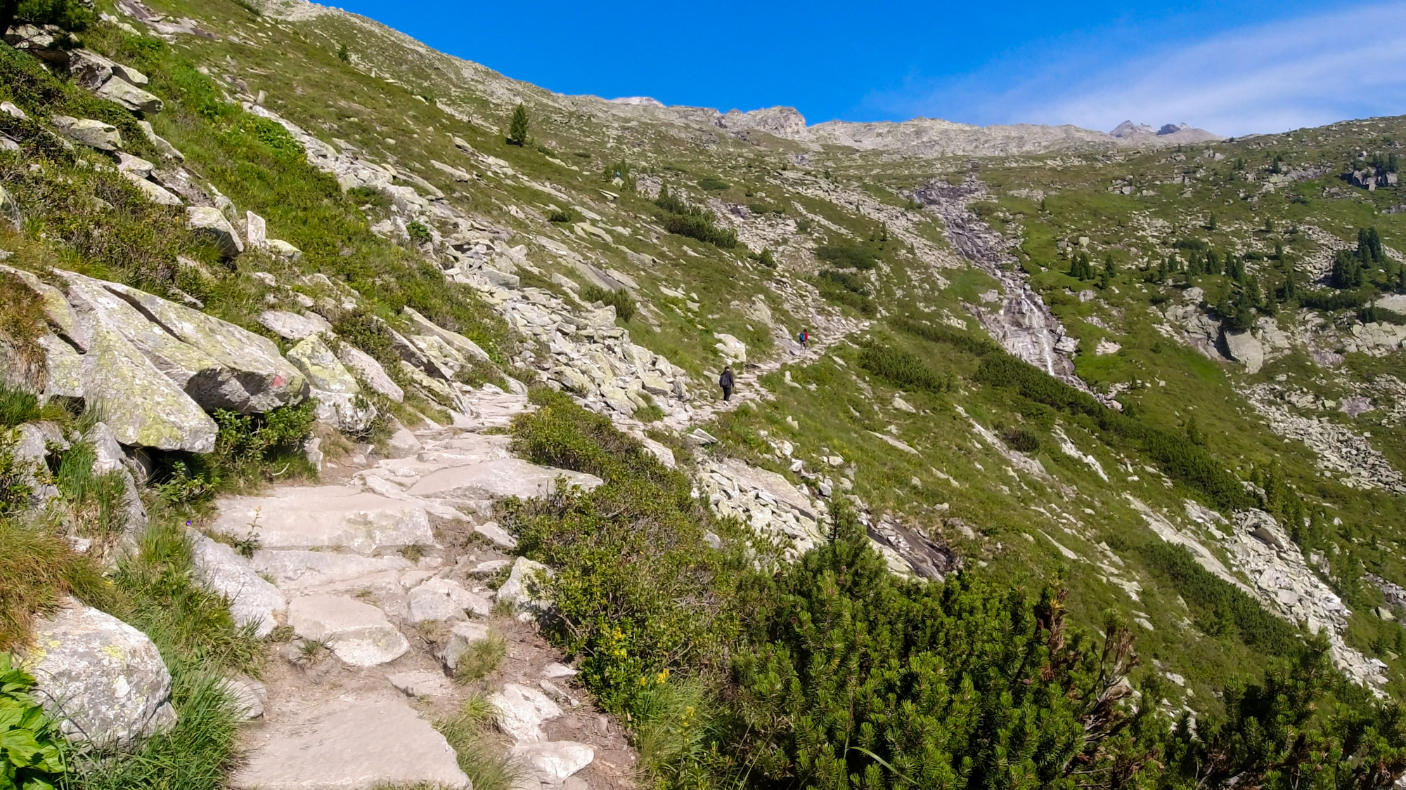 Dĺžka cesty na chatu je približne 3,1 km a trvá približne jeden a pol hodiny s prevýšením 600 metrov.