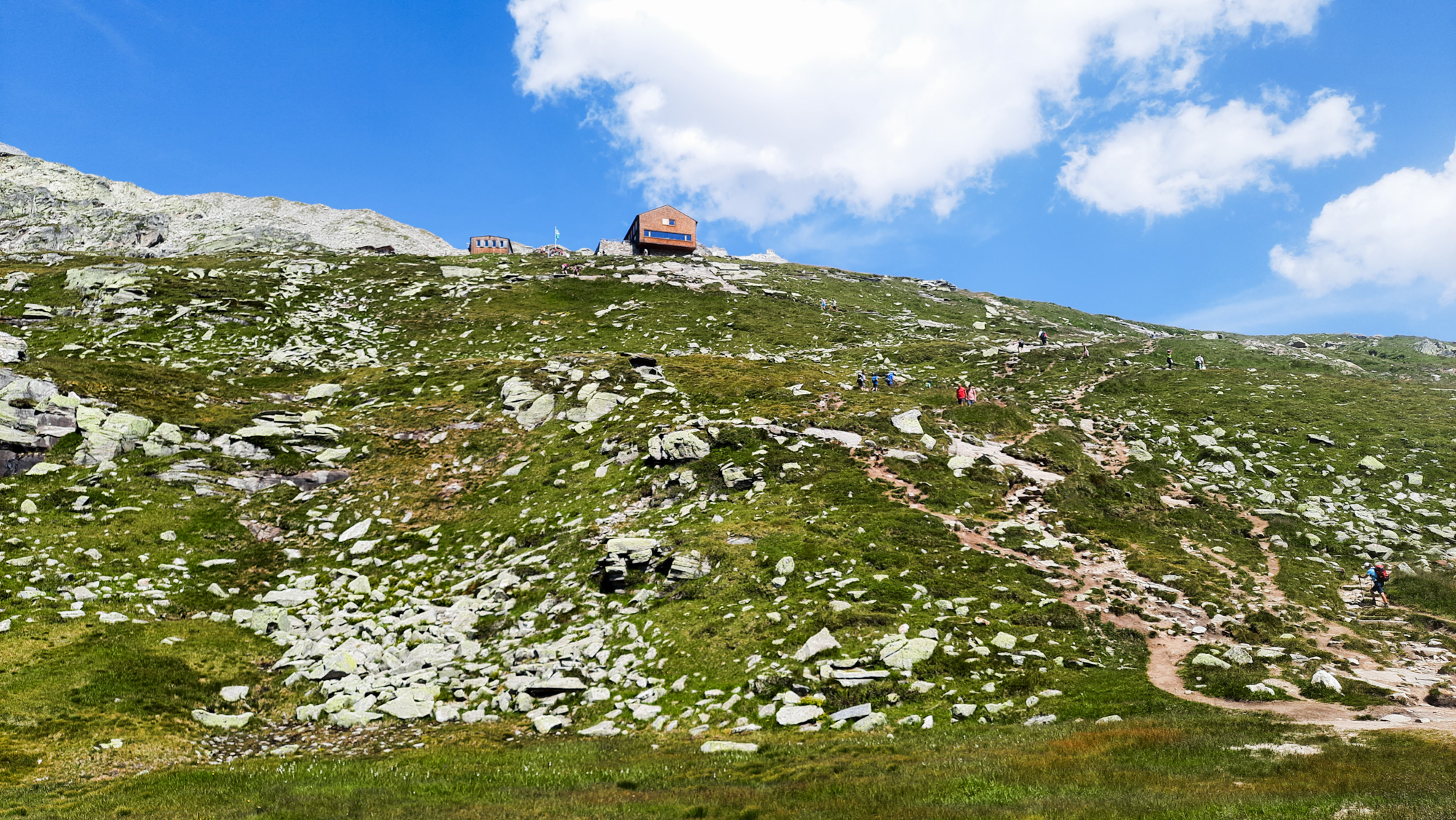 Chata sa nachádza pod vrchmi Olperer a Gefrorene Wand Spitzen.