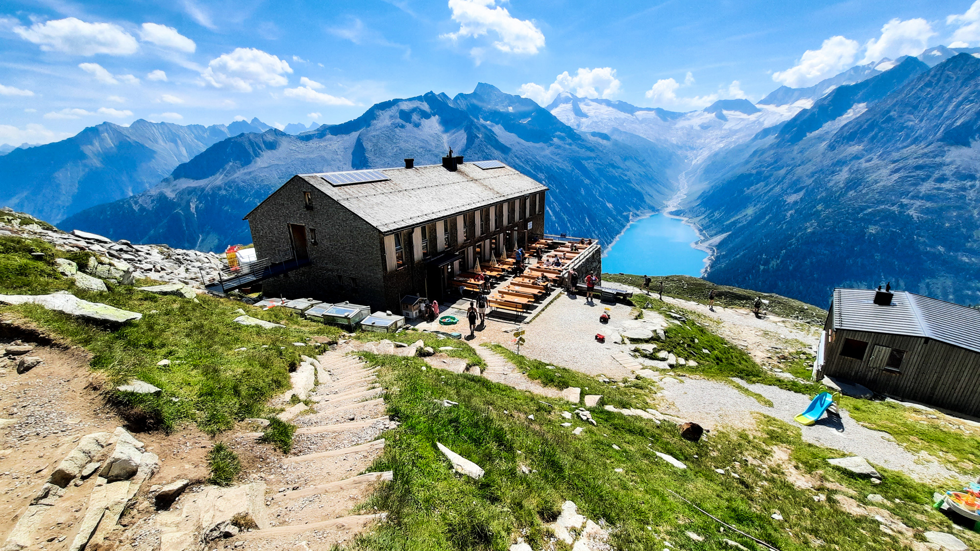 Pohľad na Olperer Hütte a priehradu Schlegeis.