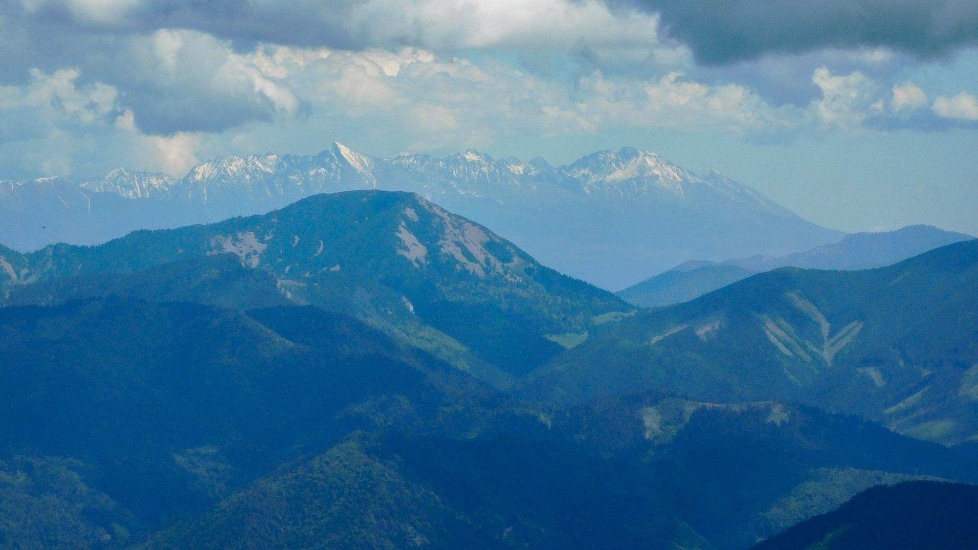 Pohľad z Ostredka na Vysoké Tatry.