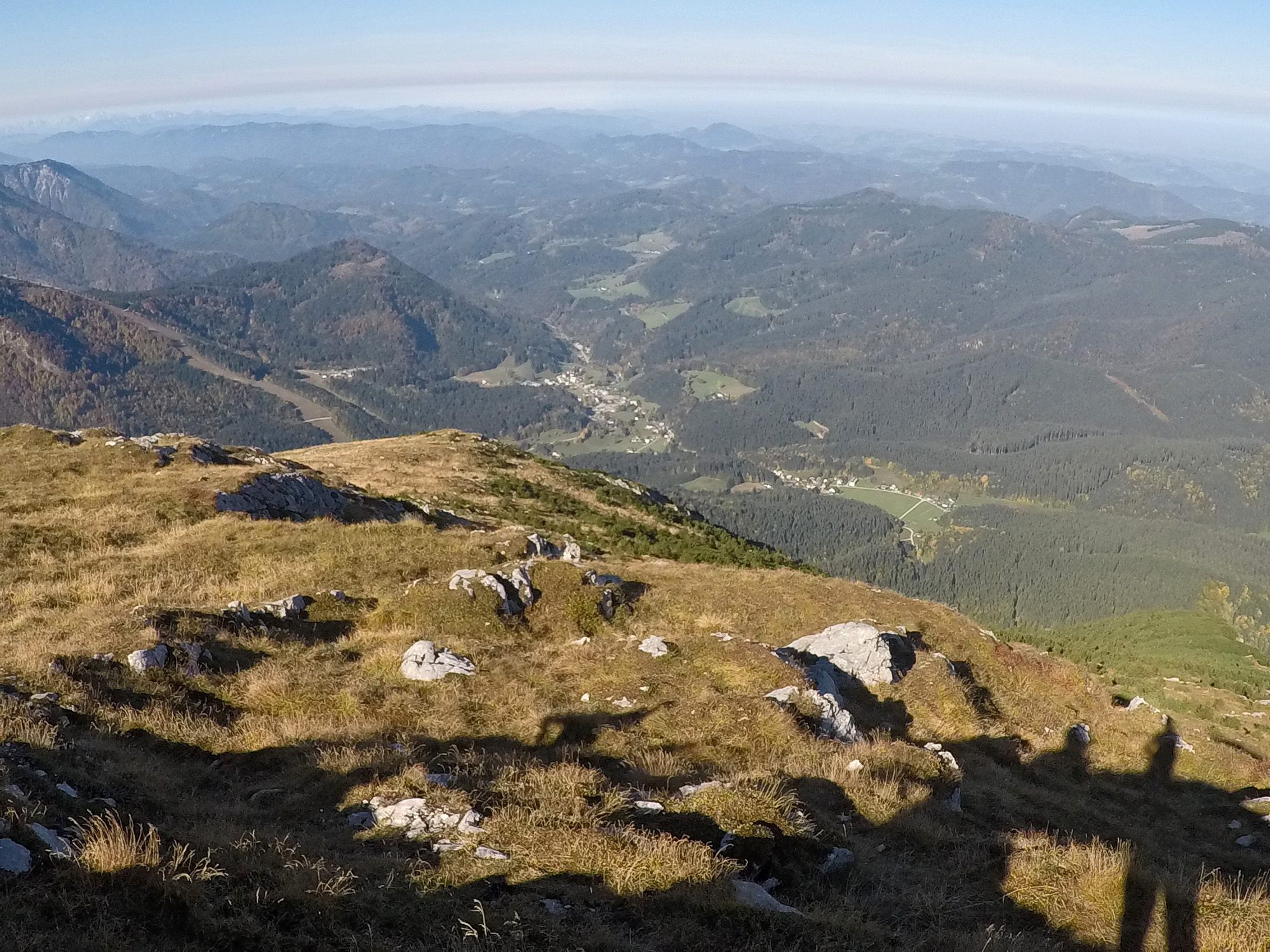 Pohľad z vrcholu na dedinku Lackenhof, odkiaľ trvá cesta približne 3 hodiny