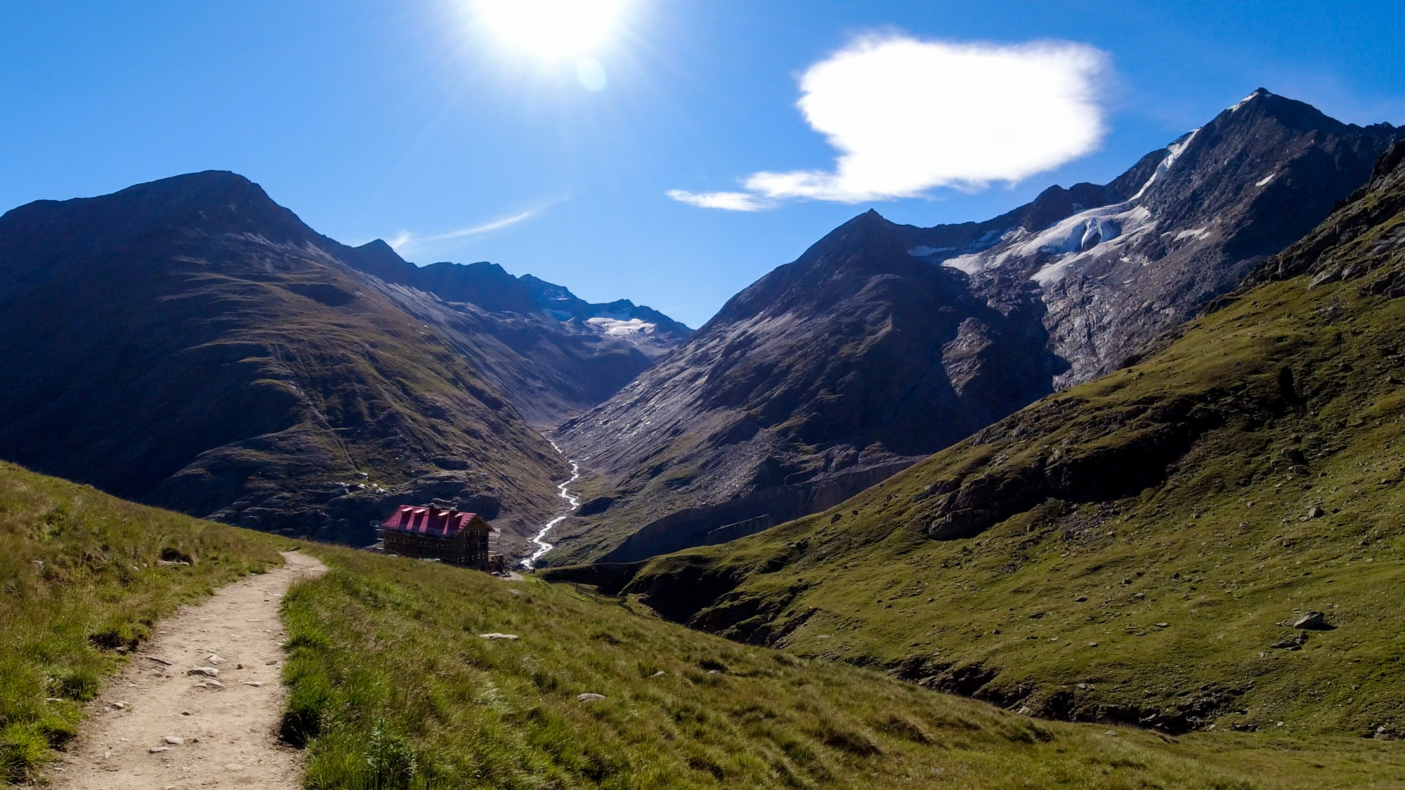 Pohľad na Martin Busch Hütte, vľavo skupina vrchov Diemkogel a vpravo Mutmalspitze.