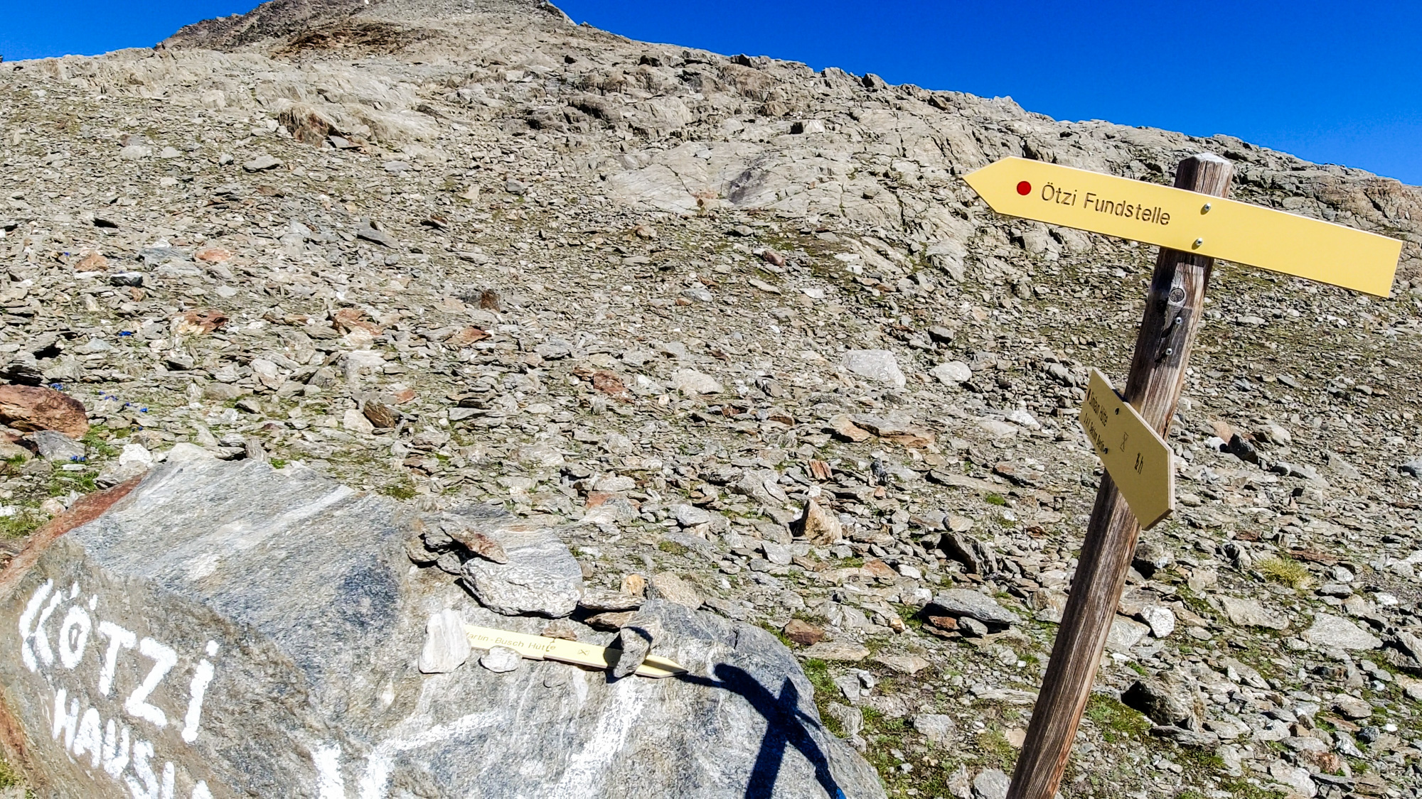 Posledné rázcestie a smerovník približne vo výške 2920 m.