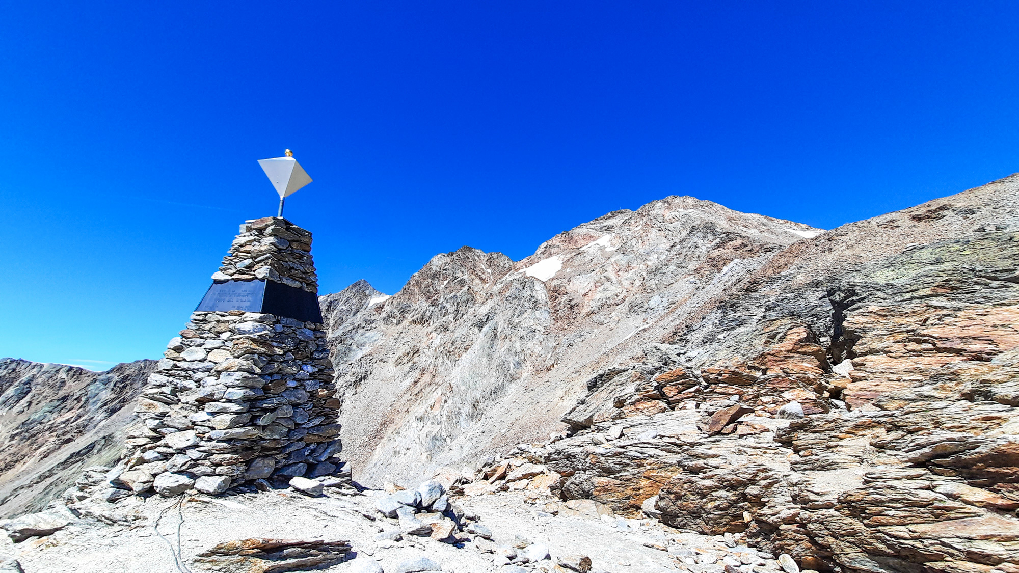 Ötzi Fundstelle (3210 m), pod vrchom Finailspitze / Punta di Finale (3514 m).