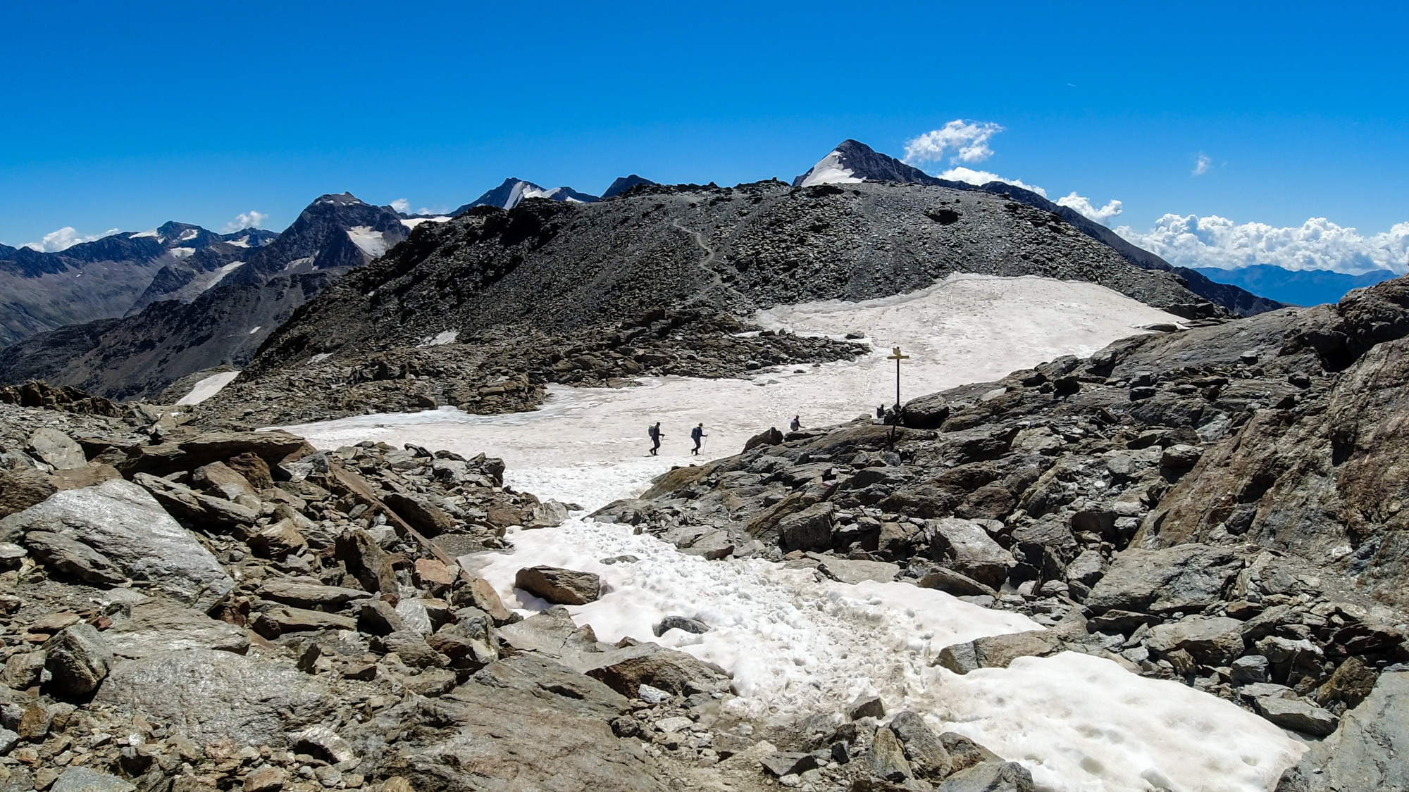 Túra pokračuje ďalej cez Tisenjoch (3280 m) k chate Similaunhütte.