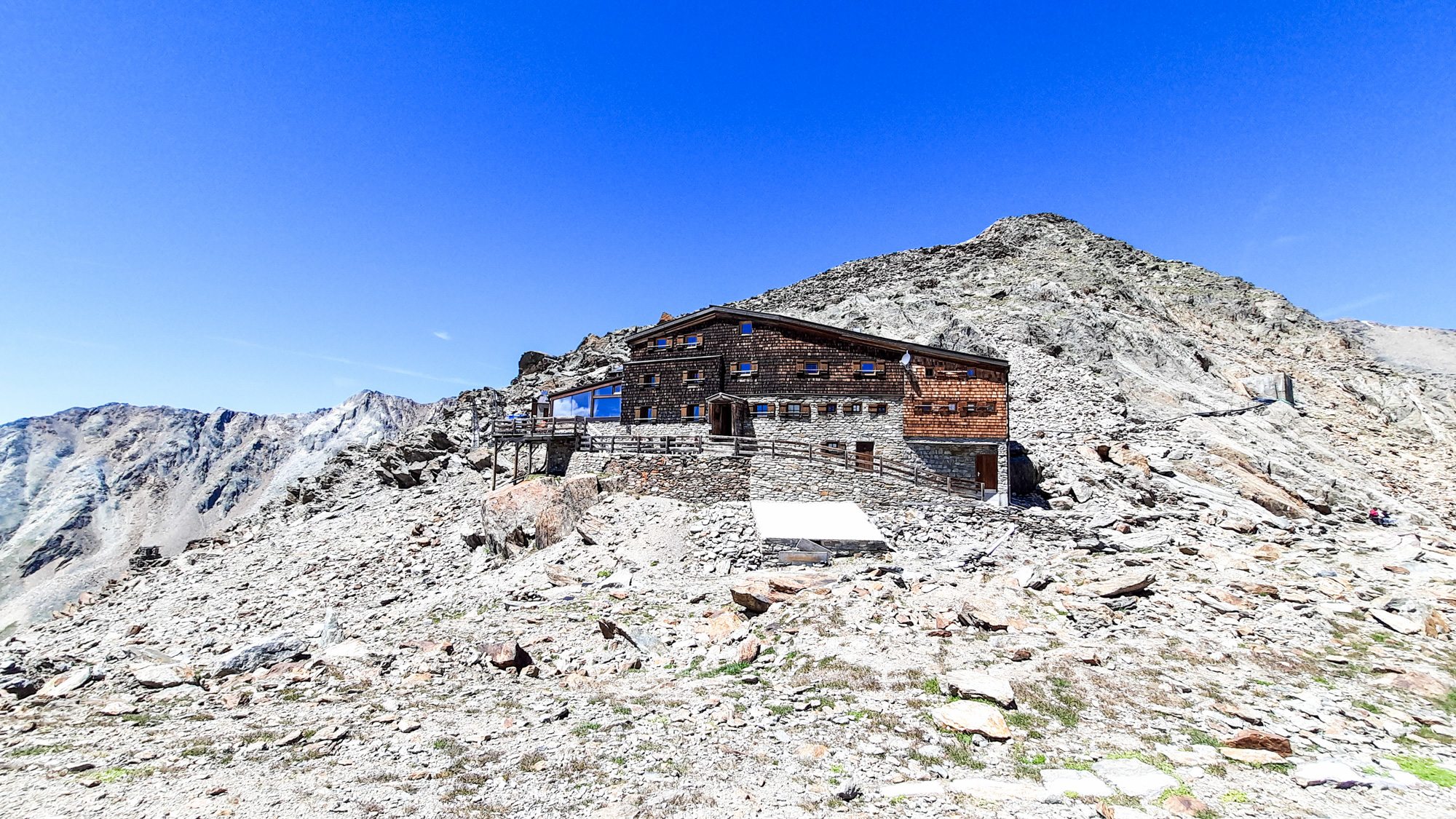 Similaunhütte (3019 m) sa nachádza na rakúsko-talianskej hranici.