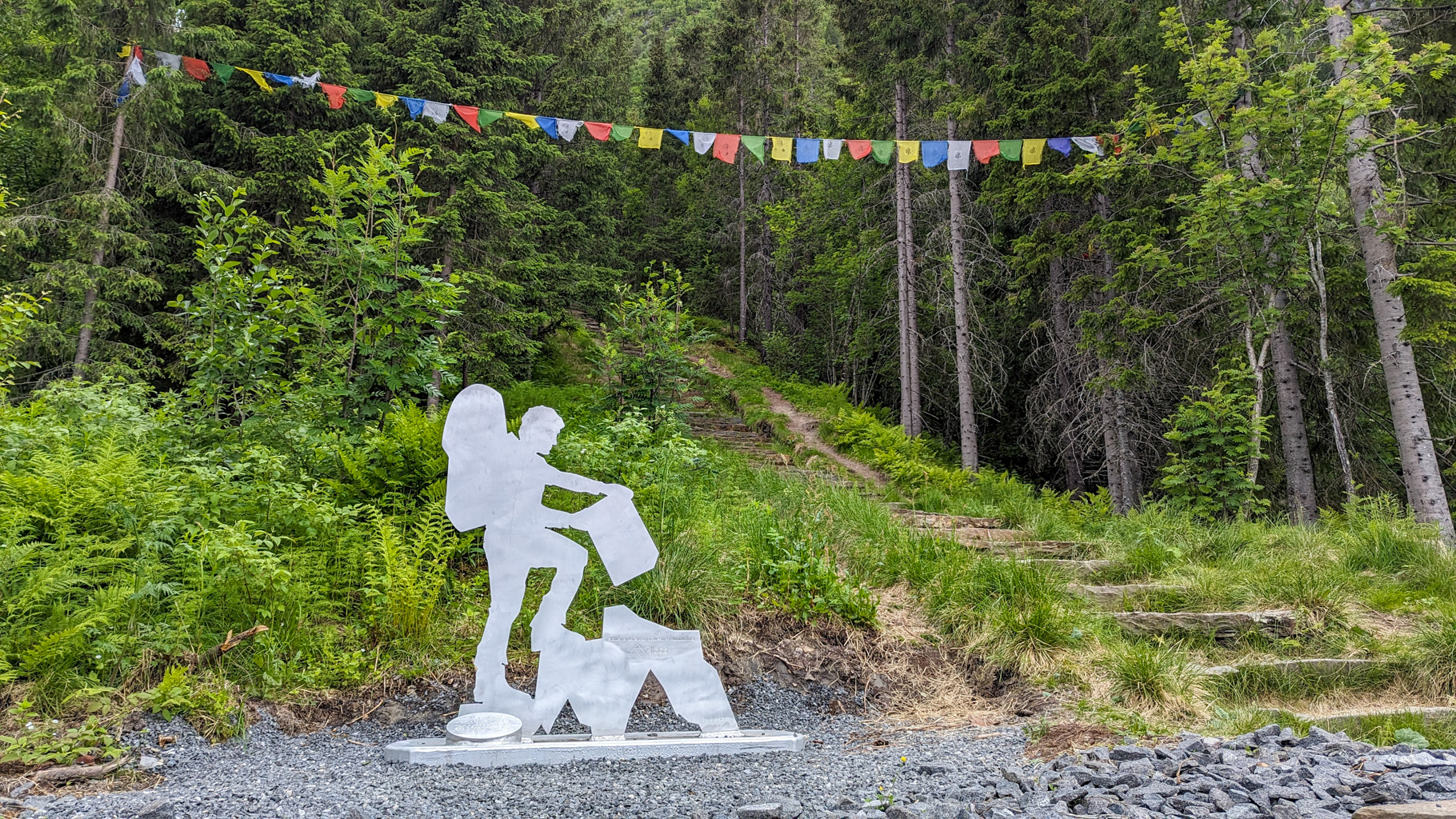 Výstup na Øyfjellvarden začína v lesoch nad mestom Mosjøen, po trase Helgelandstrappa, ktorá má až 4175 schodov.