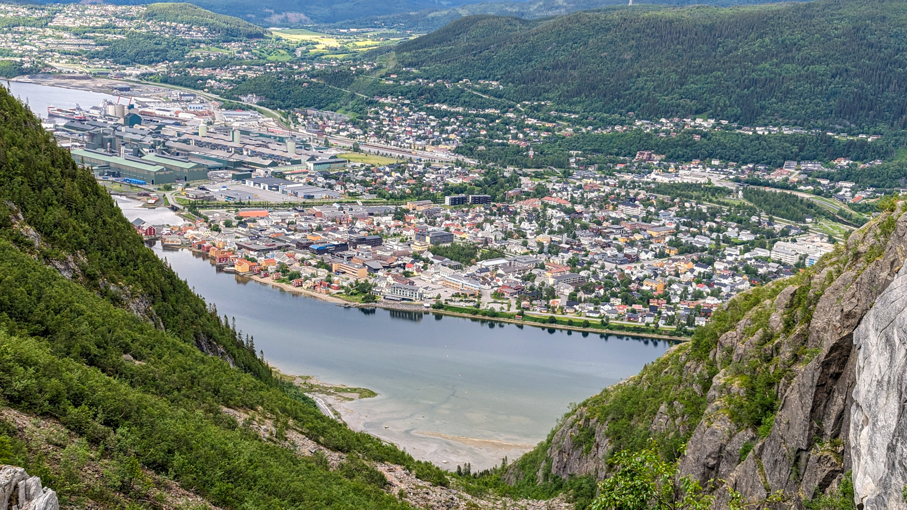 Pohľad smerom na centrum mesta Mosjøen počas výstupu na Øyfjellvarden.
