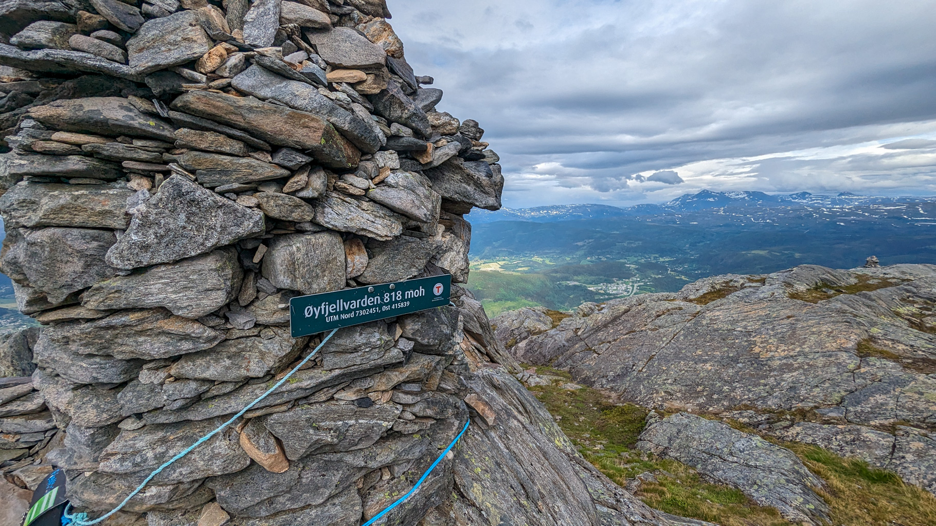 Vrchol Øyfjellvarden vo výške 818 m n. m. s výhľadmi na kraj Helgeland.