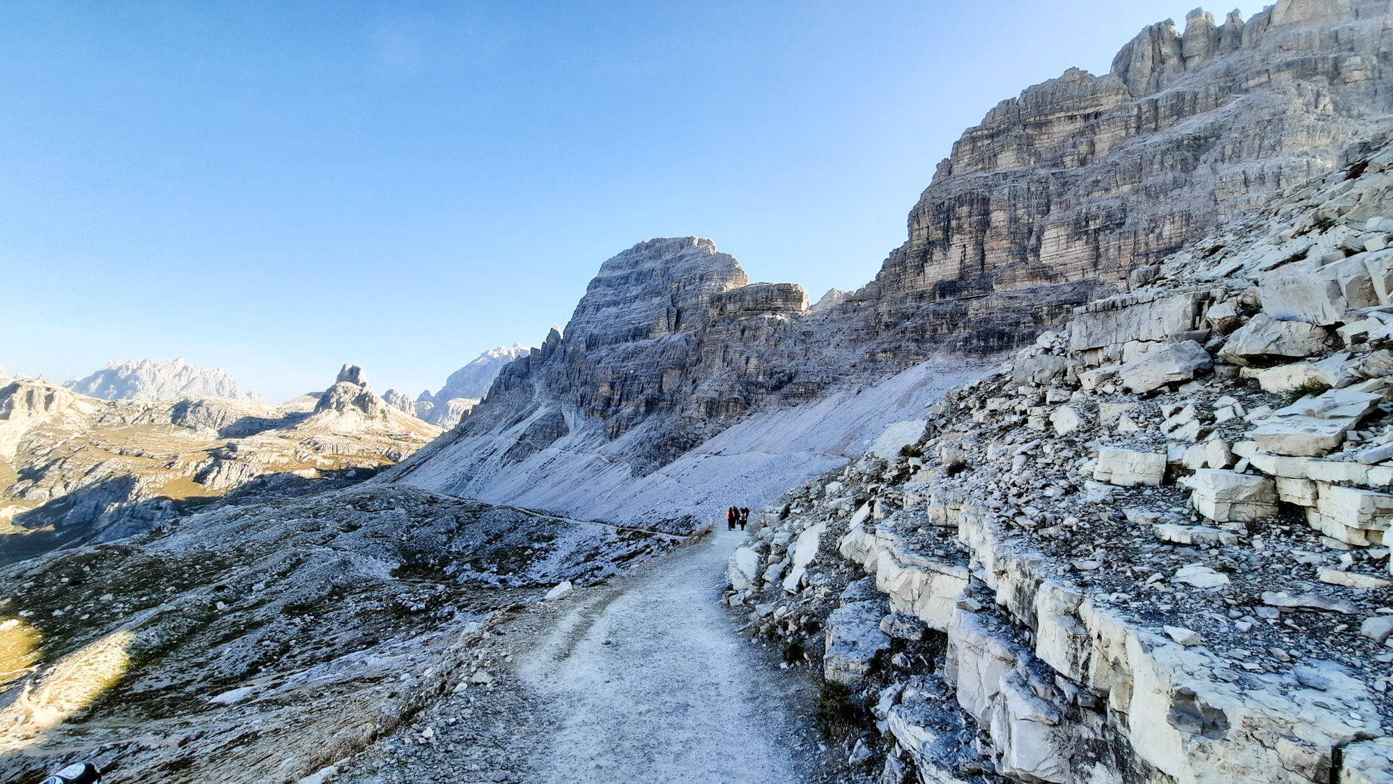 Pohľad na Paternkofel (v strede) cestou k chate Dreizinnenhütte.