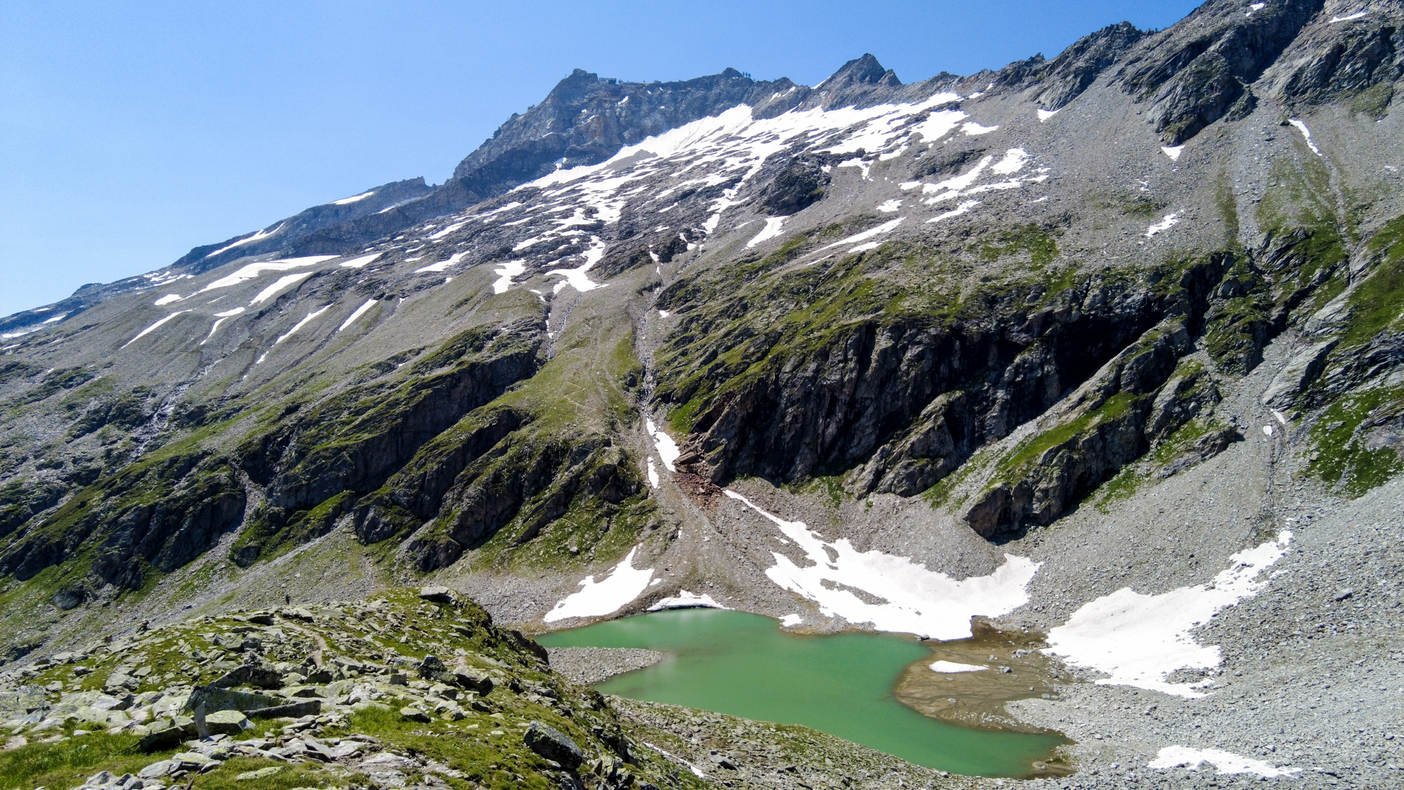 Jazero Friesenbersee pod Gefrorene Wand Spitze.