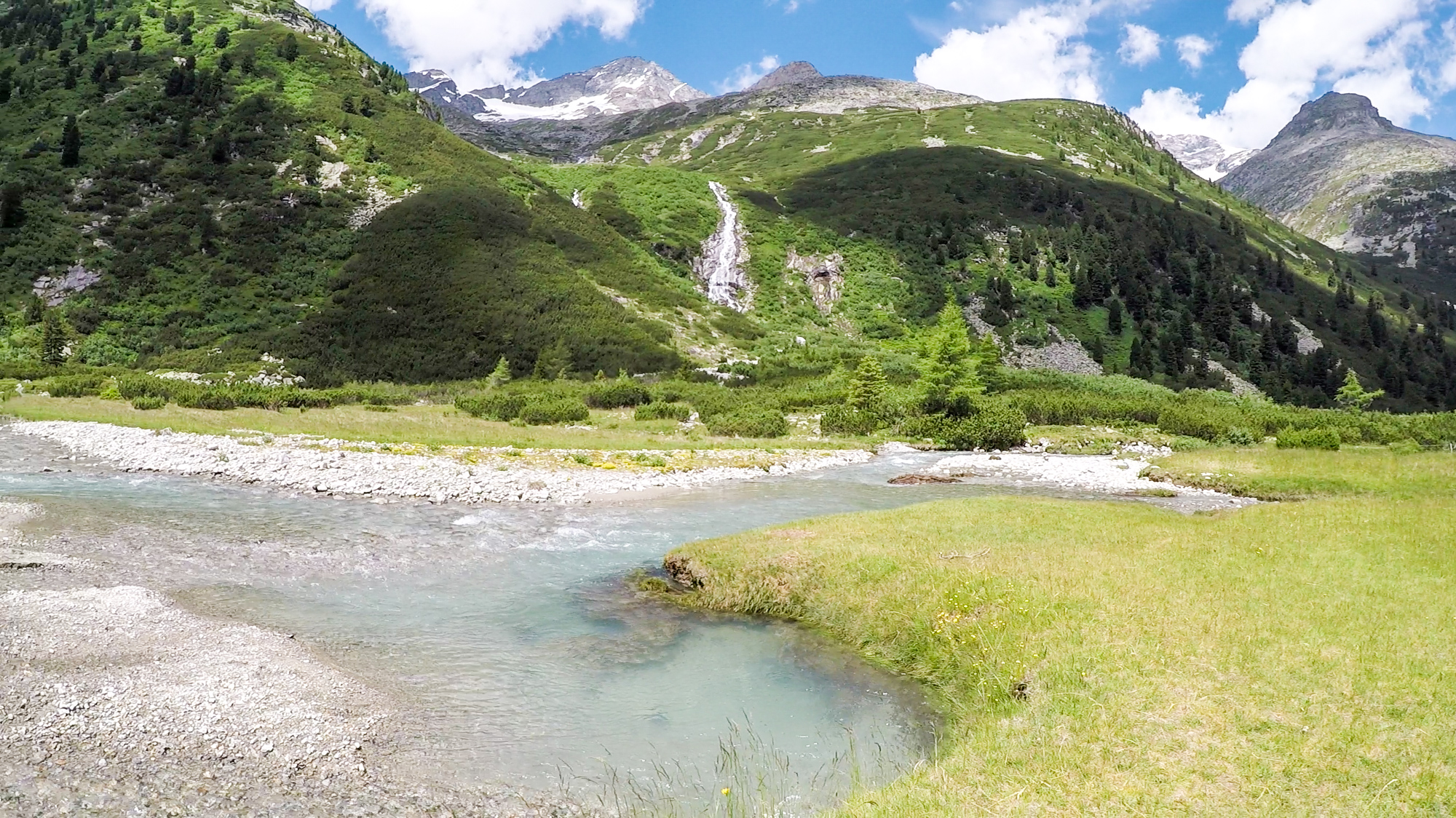 Vedľa cesty sa nachádza viacero vodopádov. V pozadí vrch Schrammacher (3410 m).