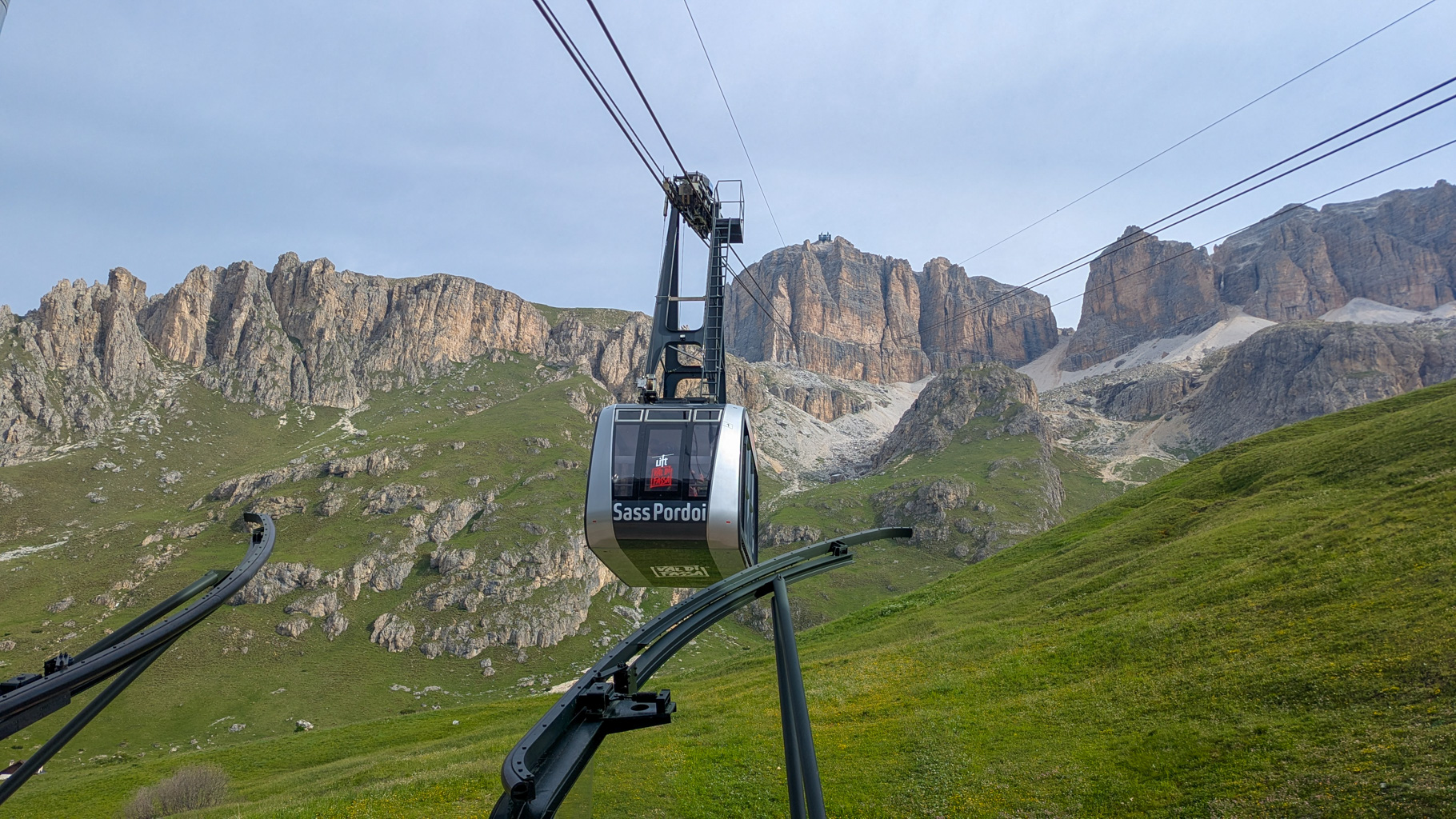 Lanovka Sass Pordoi, ktorá vedie z Passo Pordoi do výšky takmer 2 950 m.