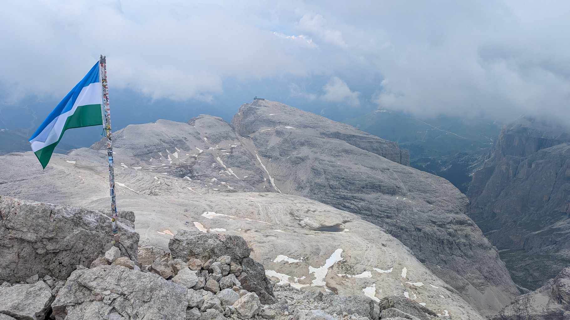 Panoramatický pohľad z Piz Boè na cestu k vrcholu, Forcella Pordoi a stanicu lanovky.