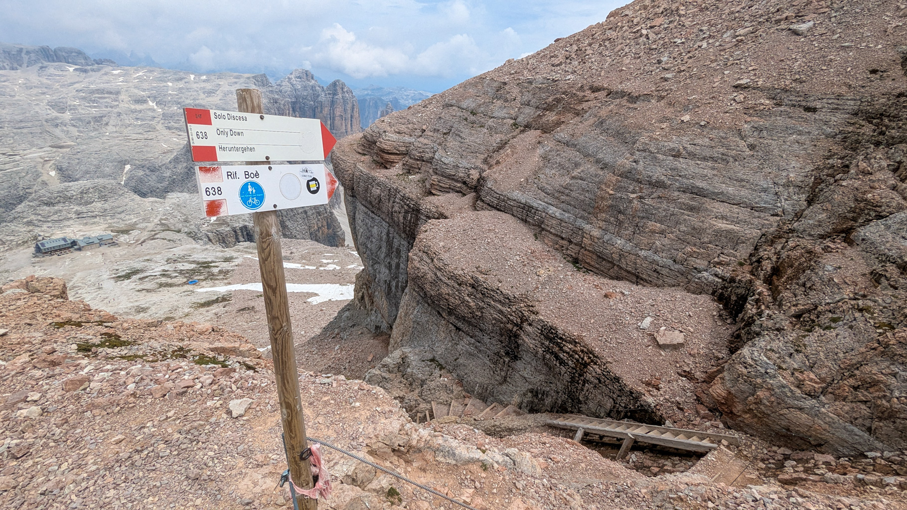 Zostup z Piz Boè ku chate Rifugio Boè po značenom chodníku č. 638.