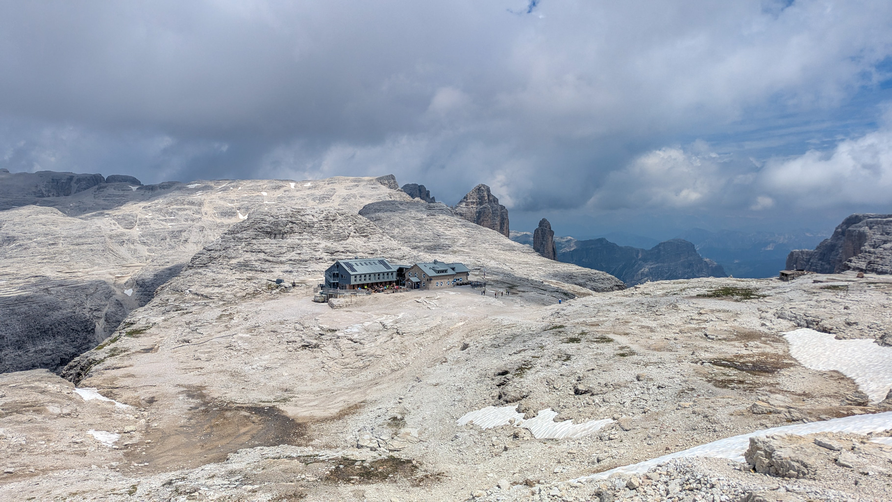 Rifugio Boè – horská chata na náhornej plošine Gruppo del Sella.