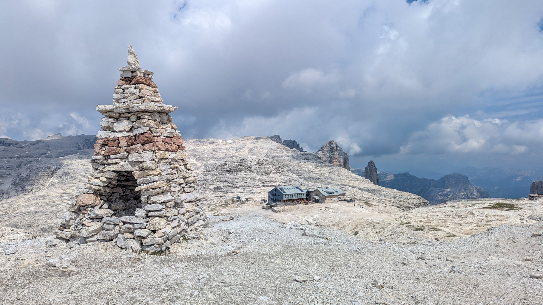 Pohľad na Rifugio Boè s dramatickými skalami Dolomitov v pozadí.