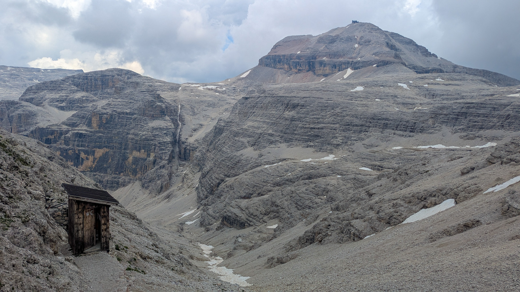 Drevený záchod pri sedle Forcella Pordoi (2 848 m).