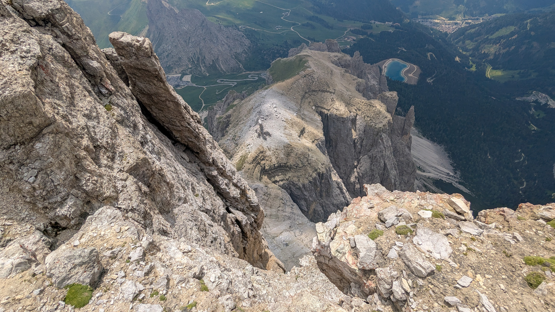 Pohľad z hrebeňa Piz Boè na serpentíny Passo Pordoi a okolie.