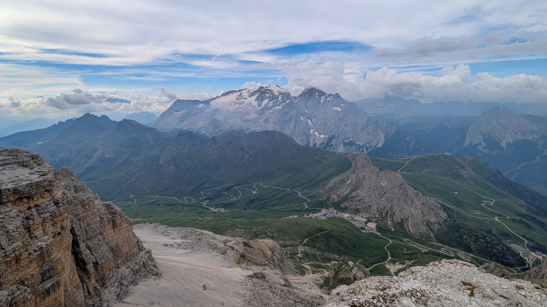 Výhľad z Pordoi na ľadovec Marmolada – najvyšší vrchol Dolomitov (3 343 m).