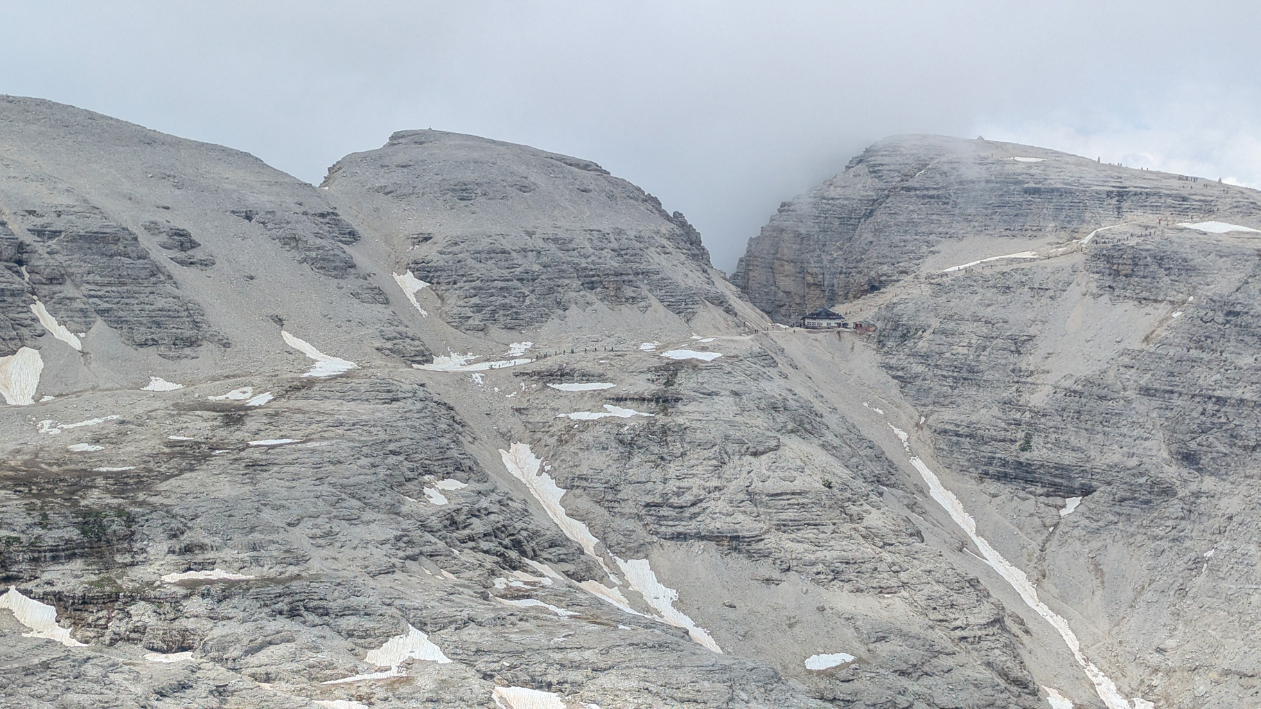 Rifugio Forcella Pordoi (2 829 m) pod strmými stenami masívu Sella.