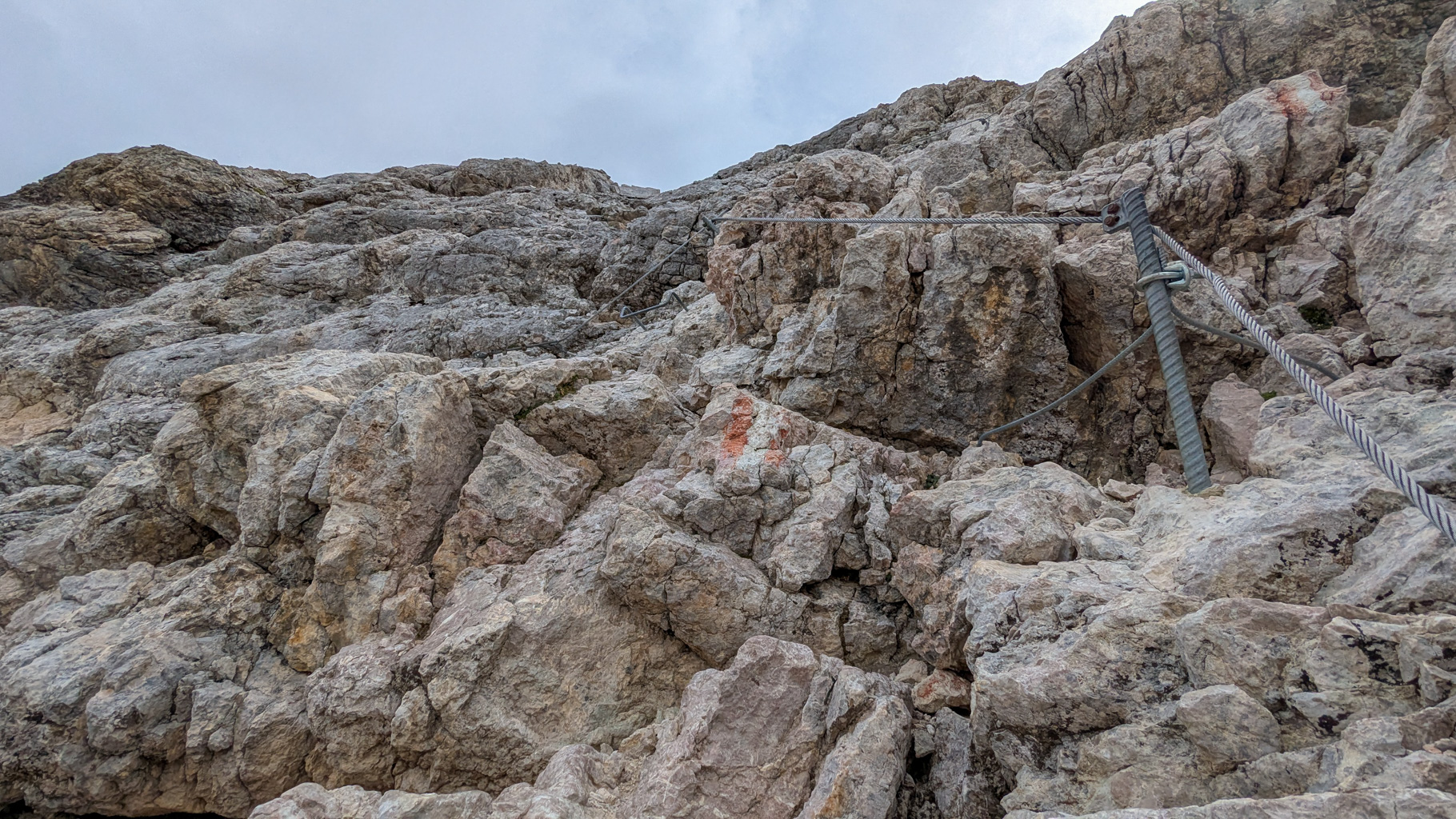 Krátka ferrata tesne pod vrcholom Piz Boè, obtiažnosť A/B.