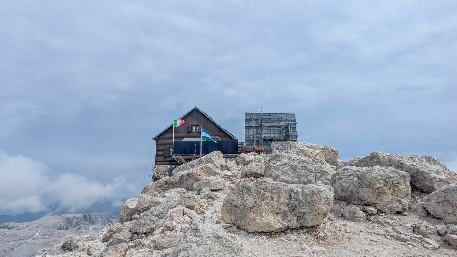 Rifugio Capanna Fassa priamo na vrchole Piz Boè – jedna z najvyššie položených chát v Dolomitoch.