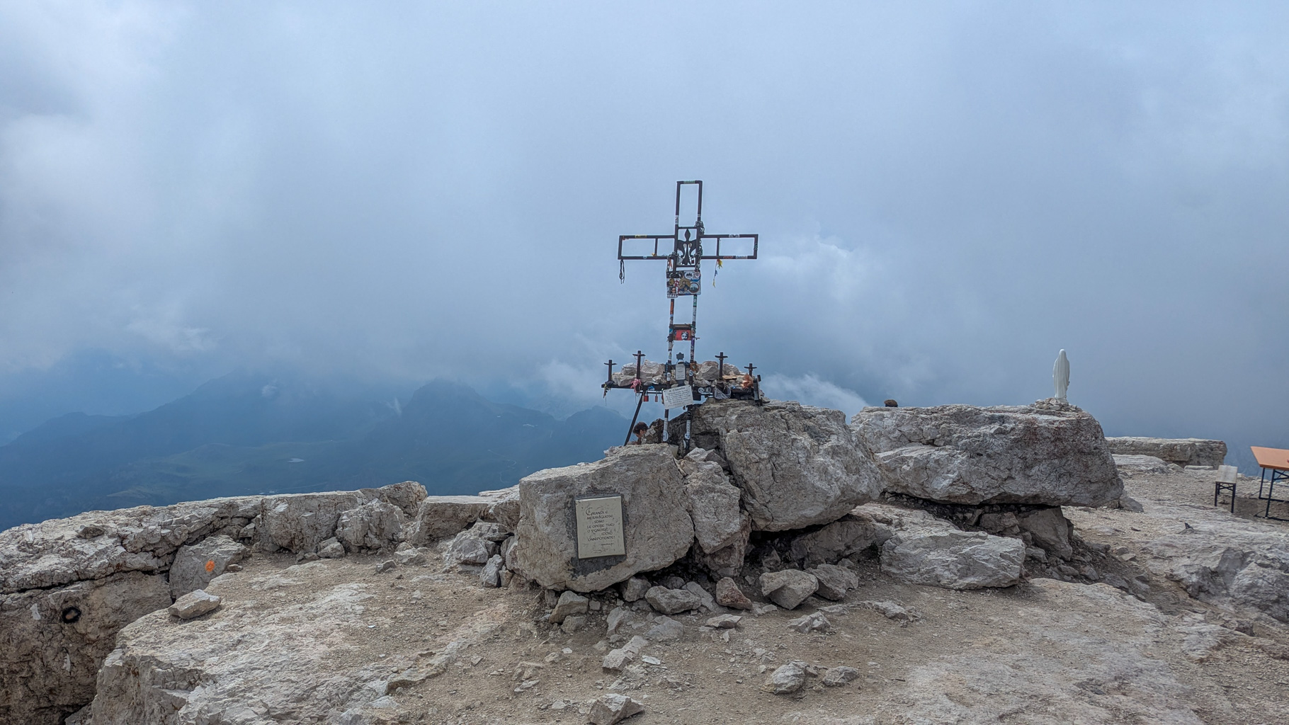 Kríž na vrchole Piz Boè (3 152 m).