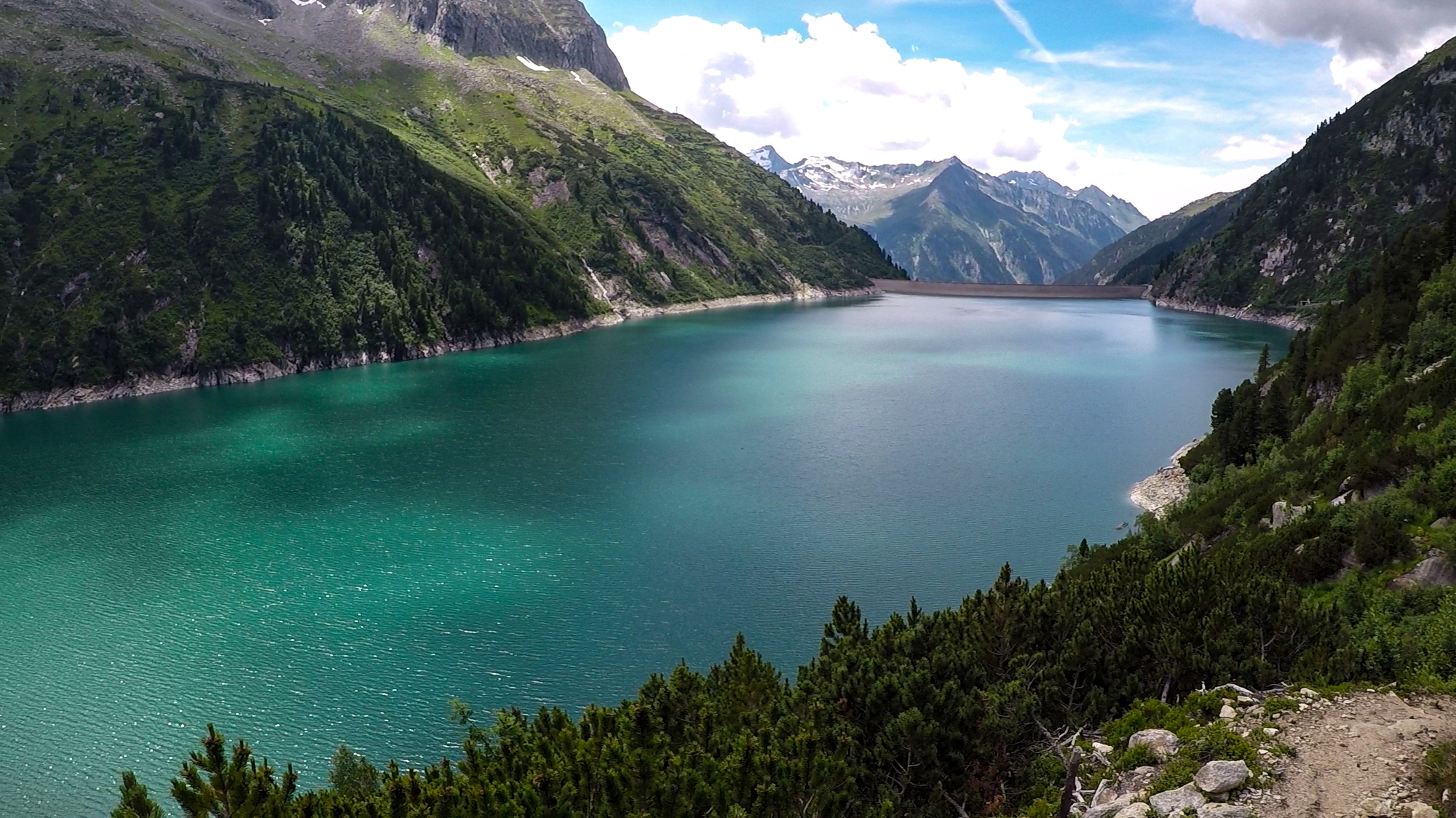 Cesta na Plauener Hütte popri priehrade.