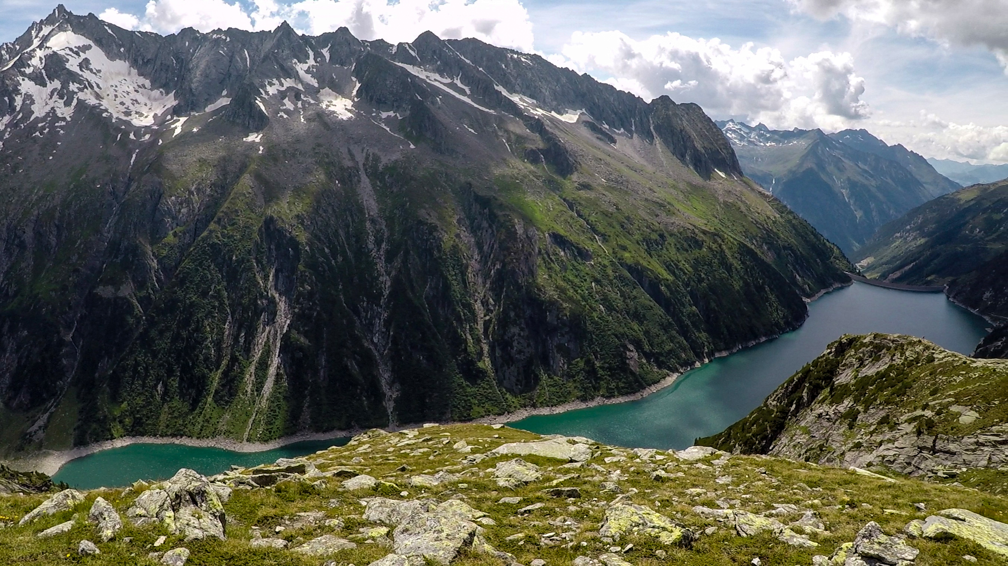 Pohľad na Grosser Magner (2873 m) a Magnerkopf nad priehradou.