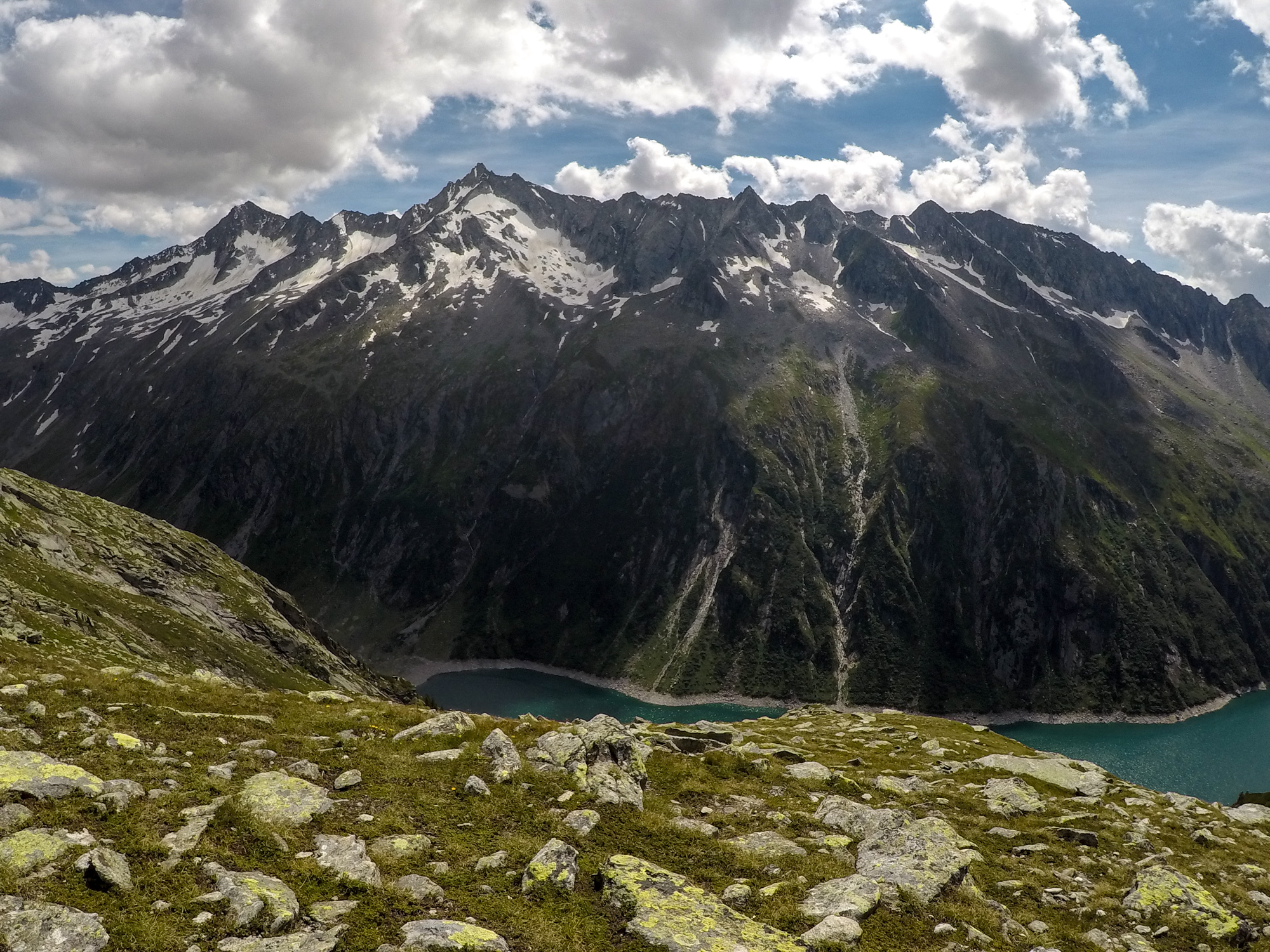 Rauchkofel (3251 m) vľavo, Kleinspitze (3169m) v strede,  Grosser Magner (2873 m).