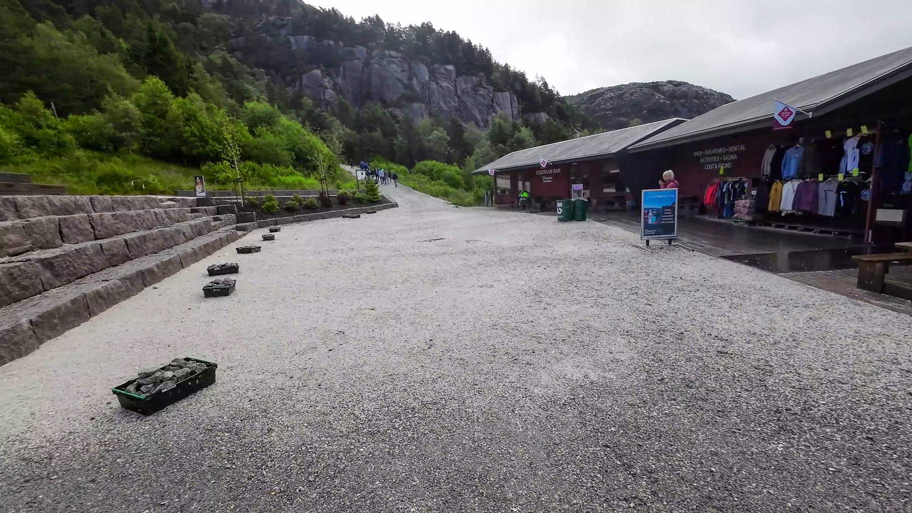 Začiatok túry na Preikestolen, ktorá patrí medzi najnavštevovanejšie turistické trasy v Nórsku. Ročne ju absolvuje viac ako 300 000 návštevníkov.