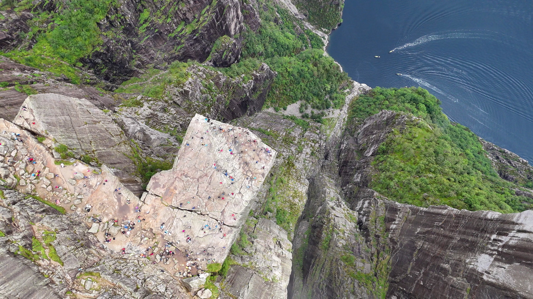 Pohľad kolmo zhora odhaľuje impozantný spád stien pod Preikestolenom až k hladine fjordu. Preikestolen je jednou z najfotografovanejších atrakcií Nórska.