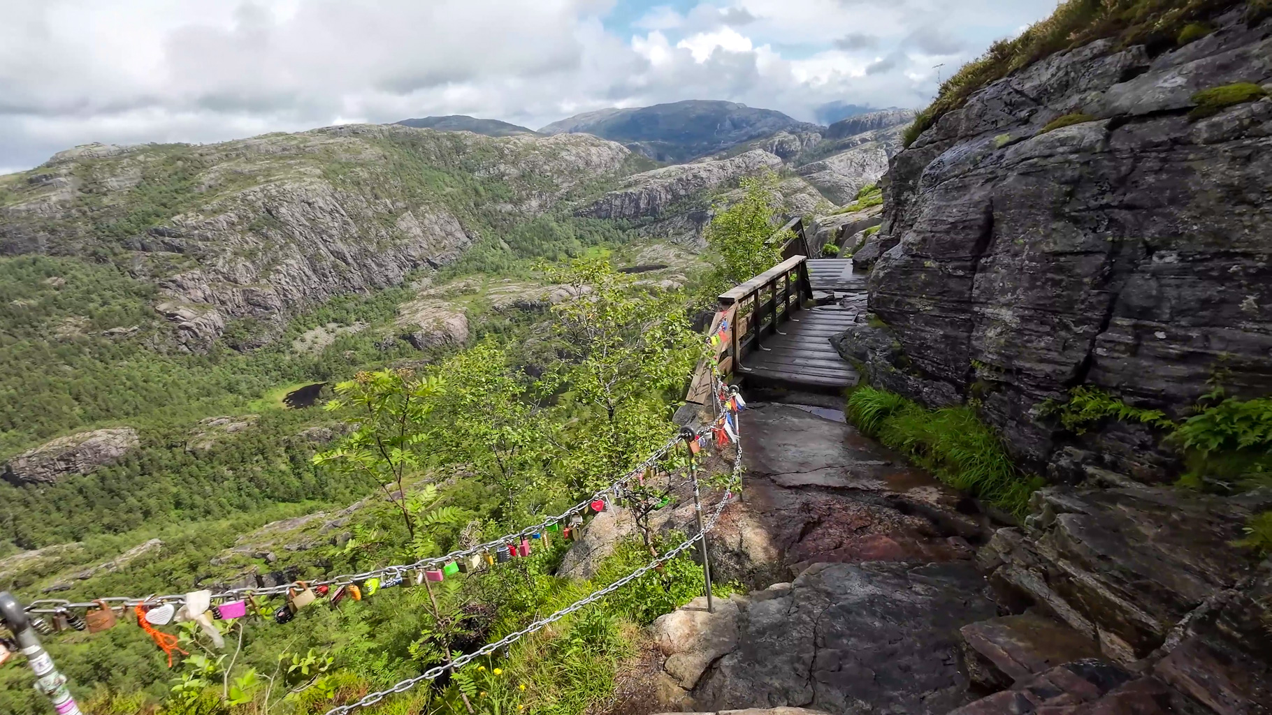 Blížime sa k prvým výhľadom nad Lysefjordom, 42 kilometrov dlhý nórsky fjord, ktorého steny dosahujú výšku až 1000 metrov. 