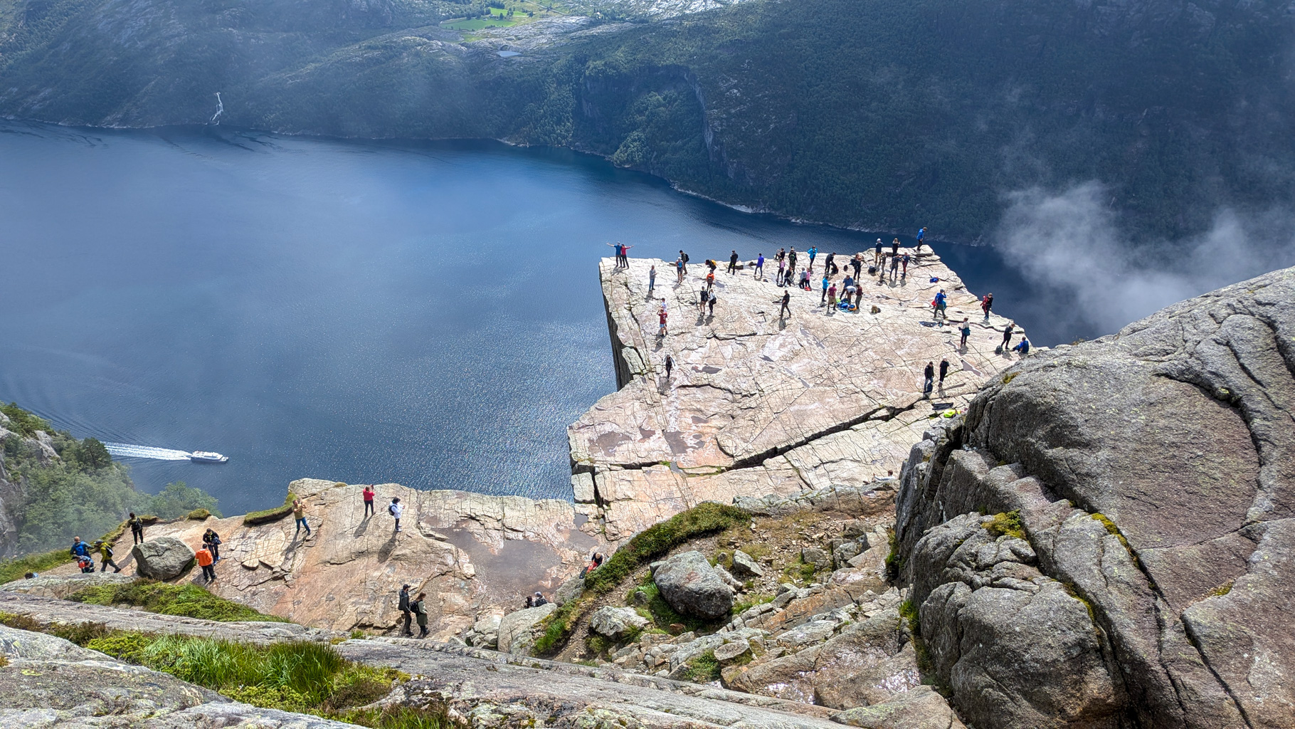 Bočný pohľad na Preikestolen dobre ilustruje jeho strmé steny. Pukliny v skalnej plošine sú pravidelne monitorované geológmi, ktorí sledujú jej stabilitu.