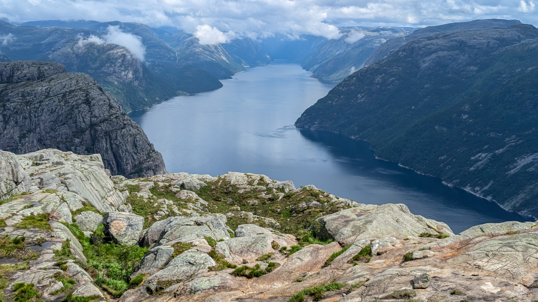 Výhľad z Preikestolenu na Lysefjord, ktorého názov znamená „Svetlý fjord“ pre svetlosivú žulu, ktorú obmývajú jeho vody.