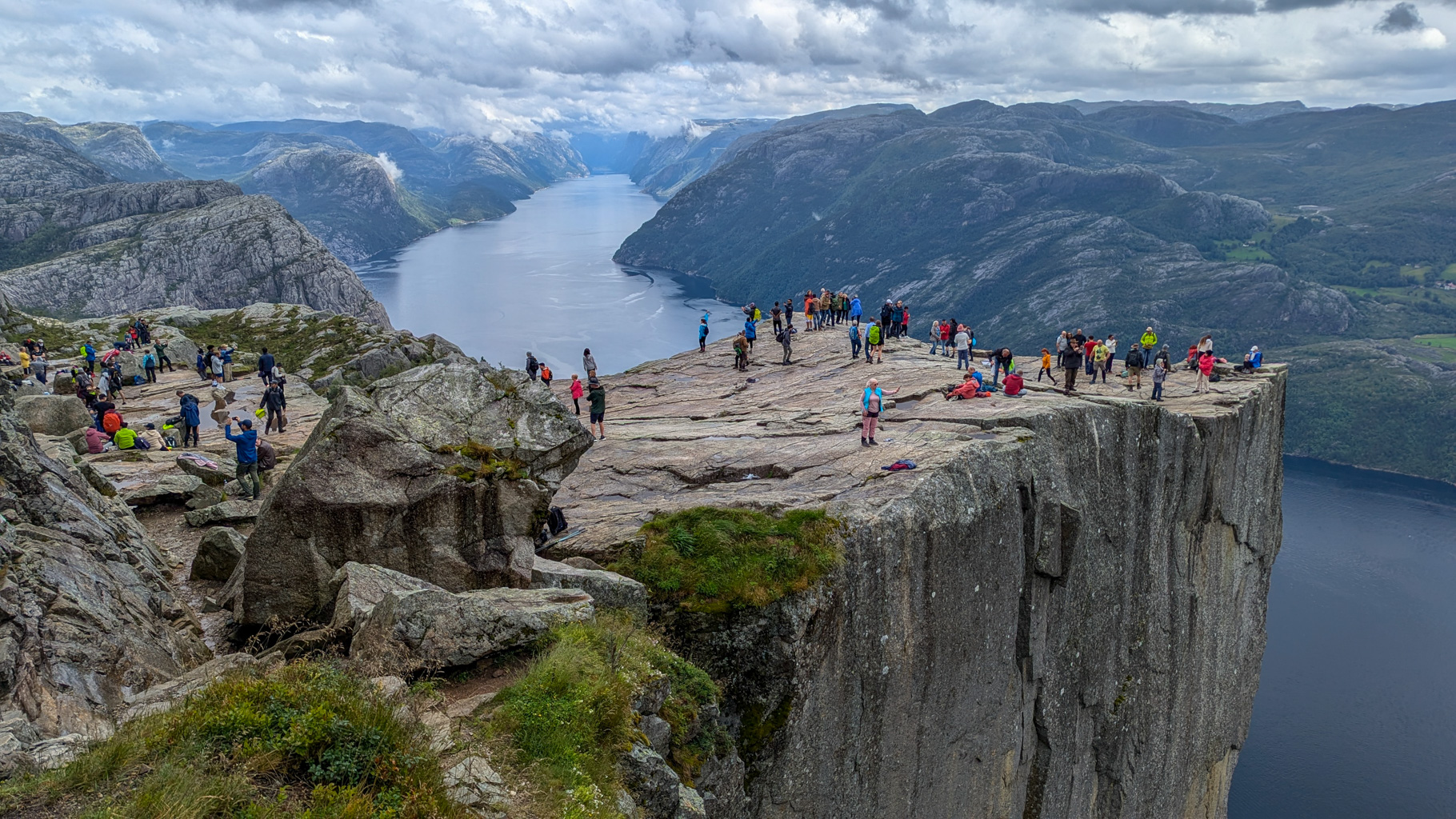 V lete je Preikestolen jednou z najvyhľadávanejších destinácií v oblasti Rogaland, kam mieria ľudia z celého sveta.