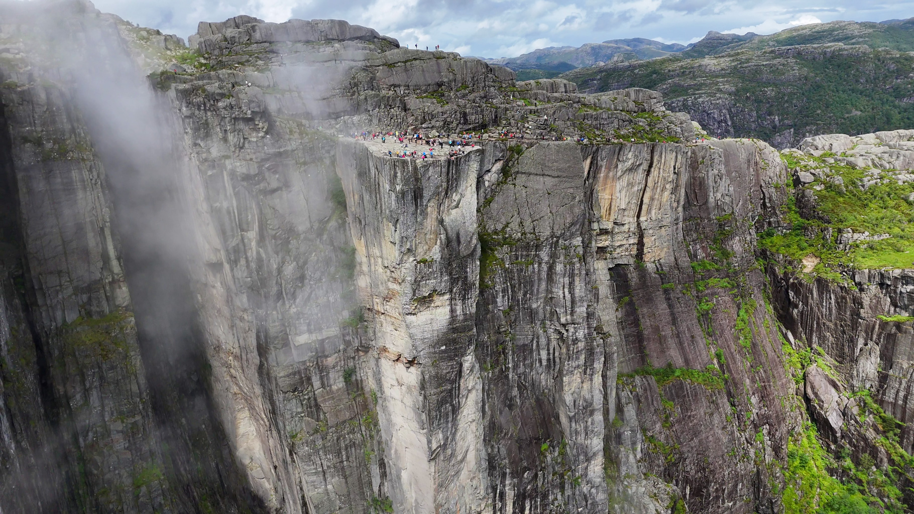 Pohľad z diaľky zachytáva celú plošinu aj s prístupovou trasou. Túra na Preikestolen má dĺžku približne 8 km (tam a späť) a prevýšenie asi 500 metrov.