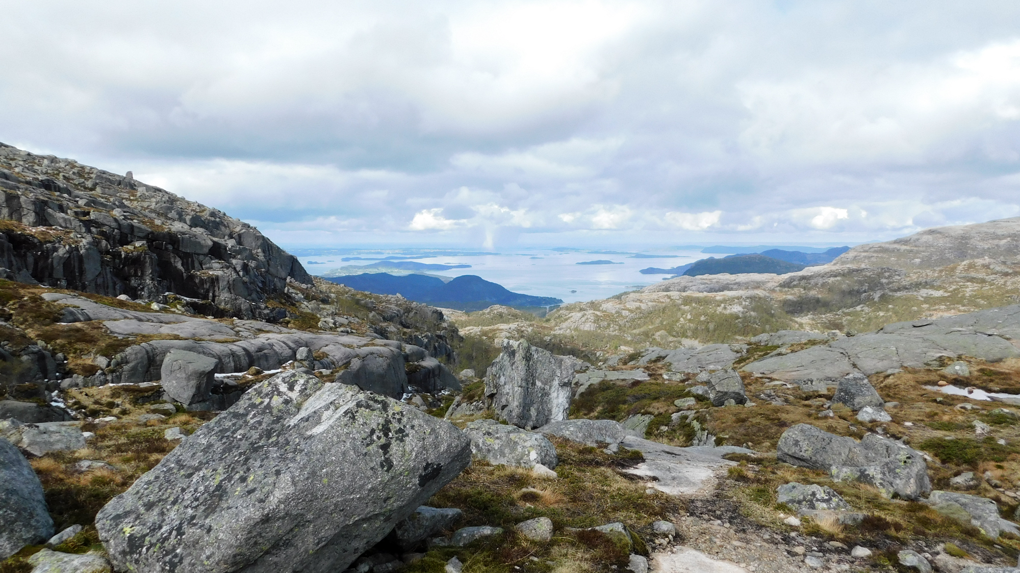 Nad Preikestolen sa nachádza pekná náhorná plošina a vrch Neverdalsfjell