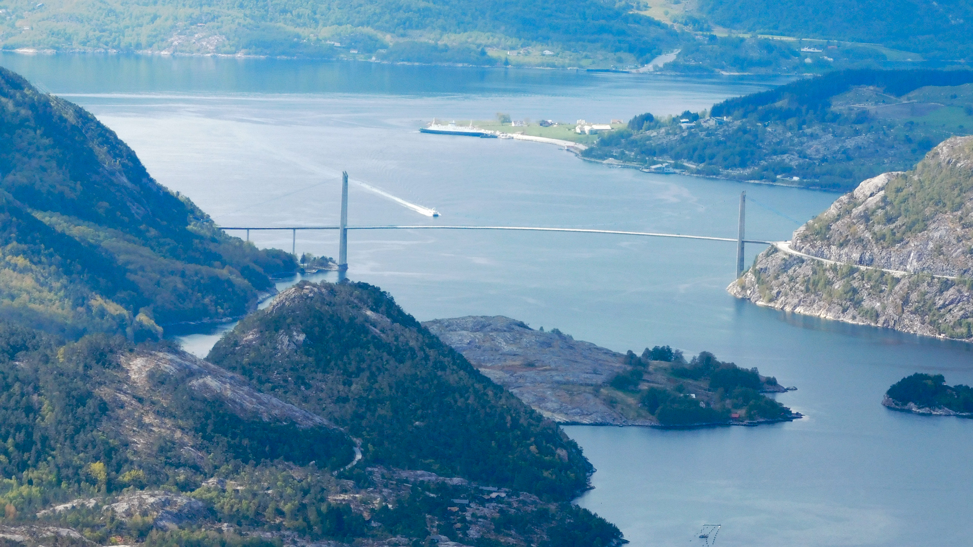 Most nad Lysefjordom z Neverdalsfjell.